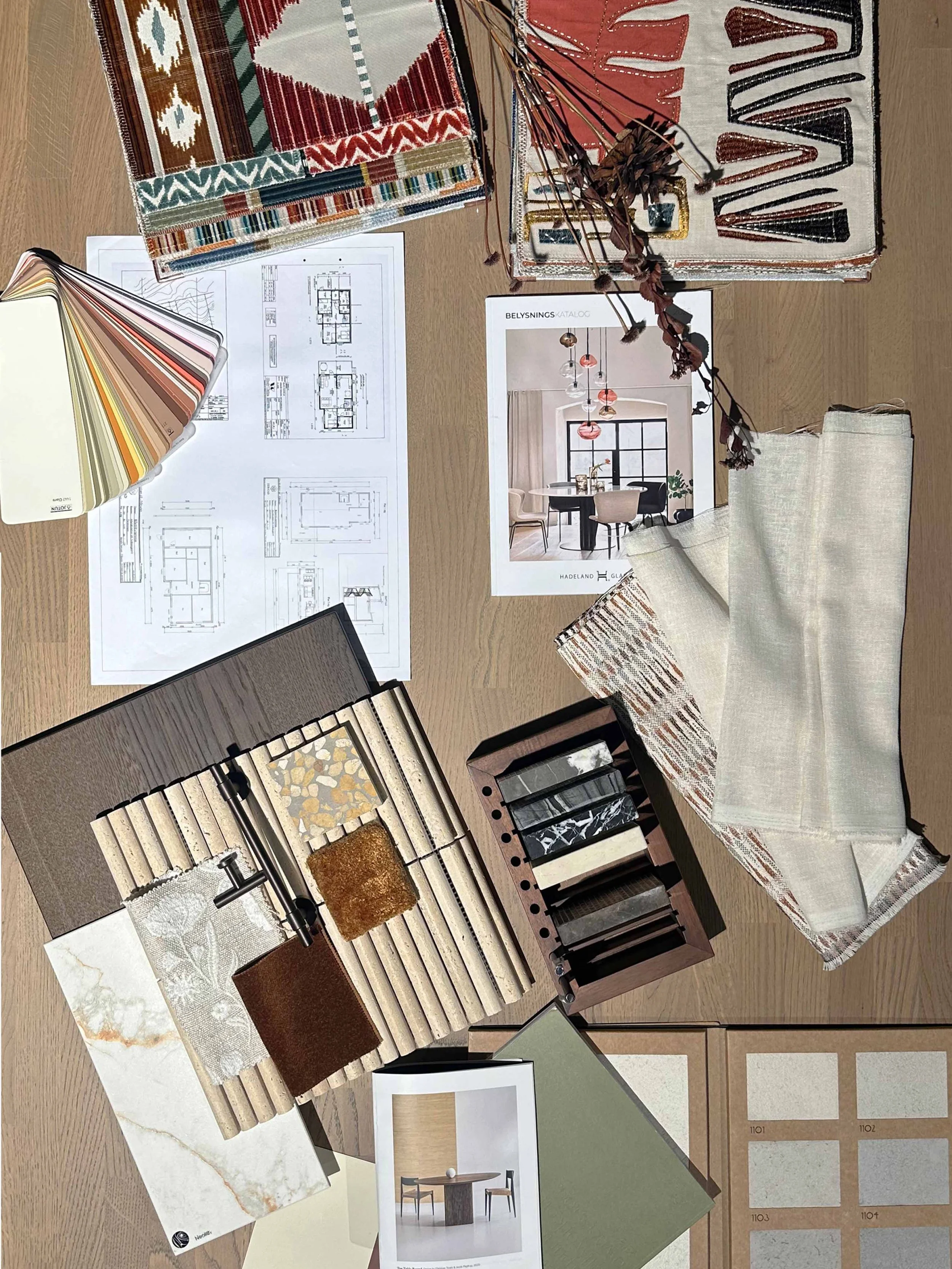 Bilder av ulike materialer og fargeprøver for innredning og design, inkludert stoffbøker, fargekart, laminat- og fliseprøver, samt inspirasjonspapirer og plantegninger.