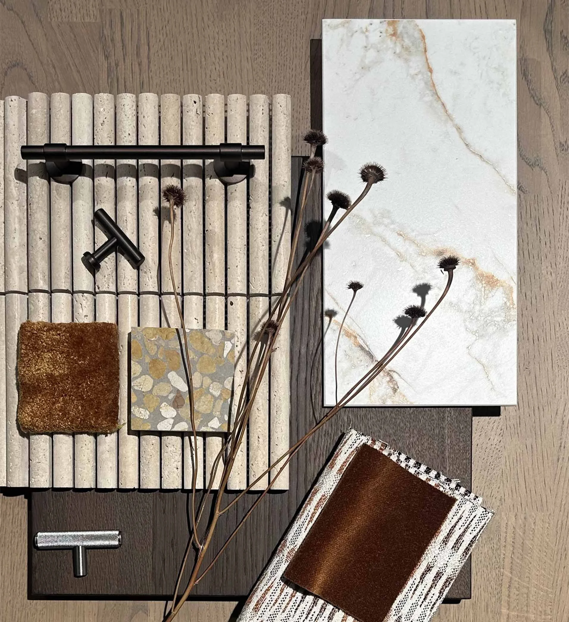 Bilder av materialprøver, keramikkfliser, kunstig planteskole, tekstiler og fargeprøver på et bord, brukt for interiørdesign.