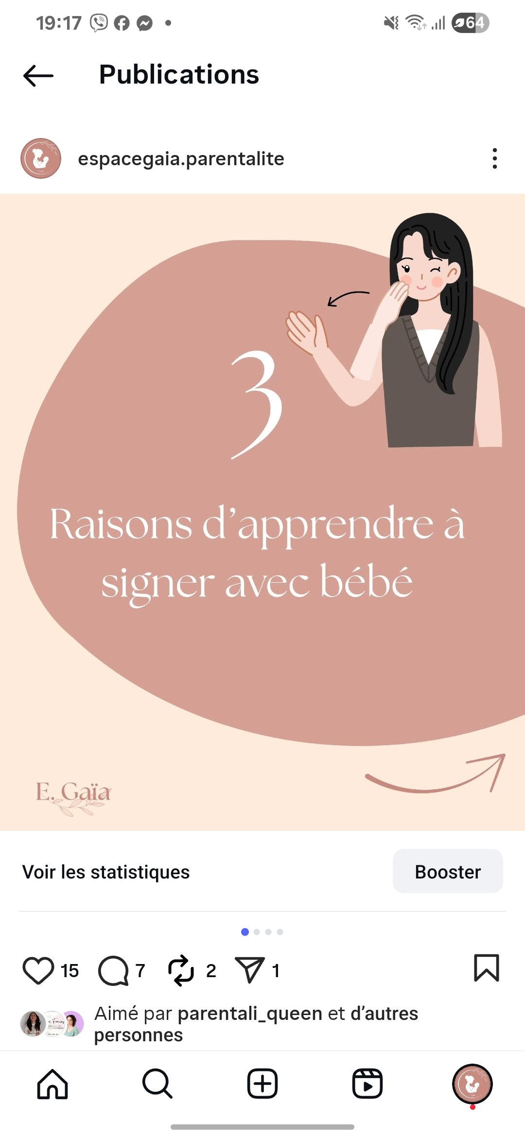 Une illustration d'une femme qui fait un geste de salut avec la main avec un fond beige et un grand chiffre 3, accompagnée du texte : '3 Raisons d'apprendre à signer avec bébé'.