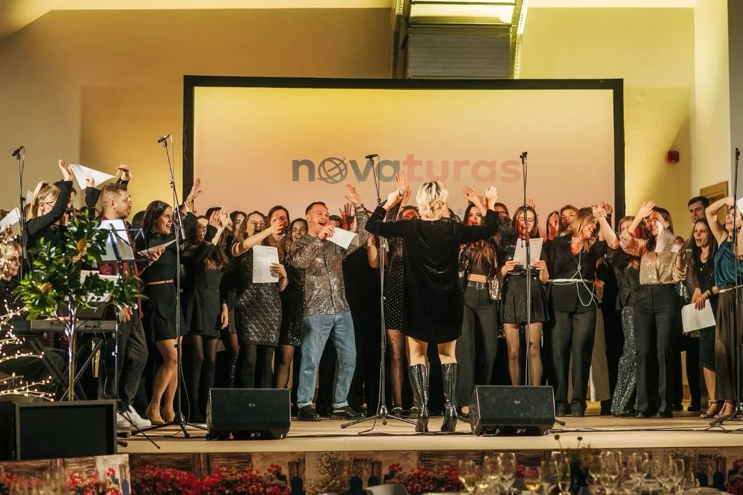 Kaip visada, pasikūrusi publika! &Scaron;įkart - @novaturas komandos &scaron;ventėje. Kas prasidėjo kaip choro dirbtuvės,&nbsp;greitai virto &scaron;okiais ir pilna sale energijos! 

Dainavo net tie, kurie pradžioje sakė &bdquo;a&scaron; tik pažiūrės