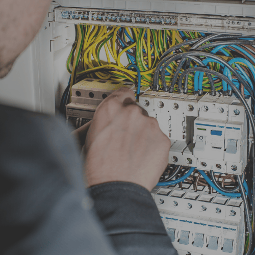 elektriker utför elinstallation