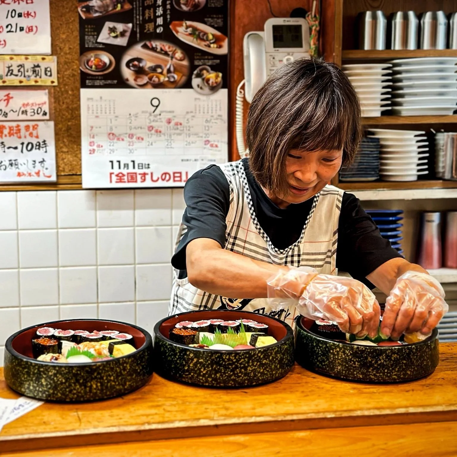 Hitomi, the owner and chef at Sengokusushi Kamejima in Nagoya, preparing omakase sushi dinner sets