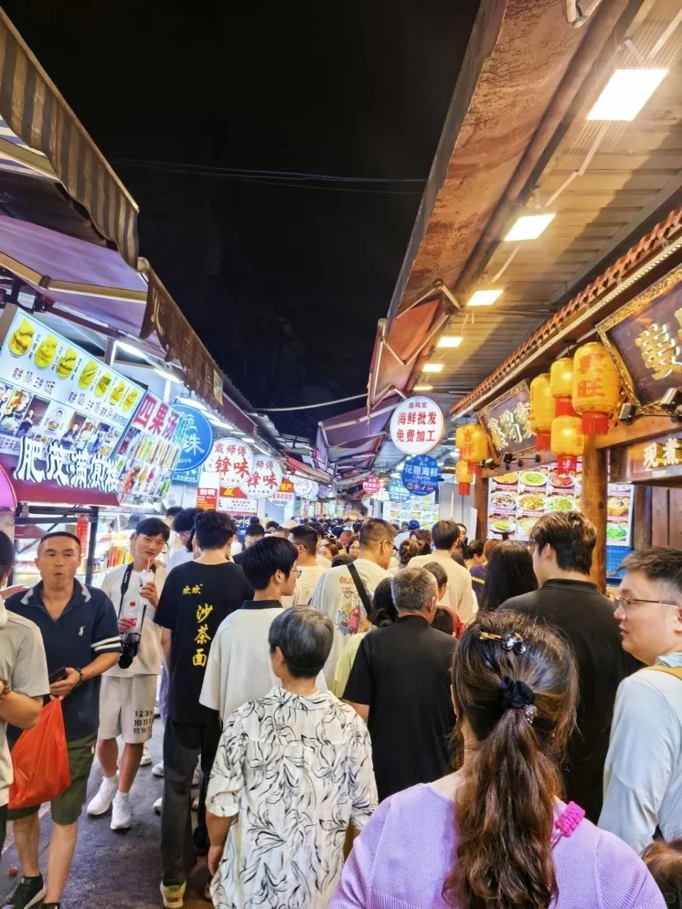 People crowded into Zengcuoan night market looking for food
