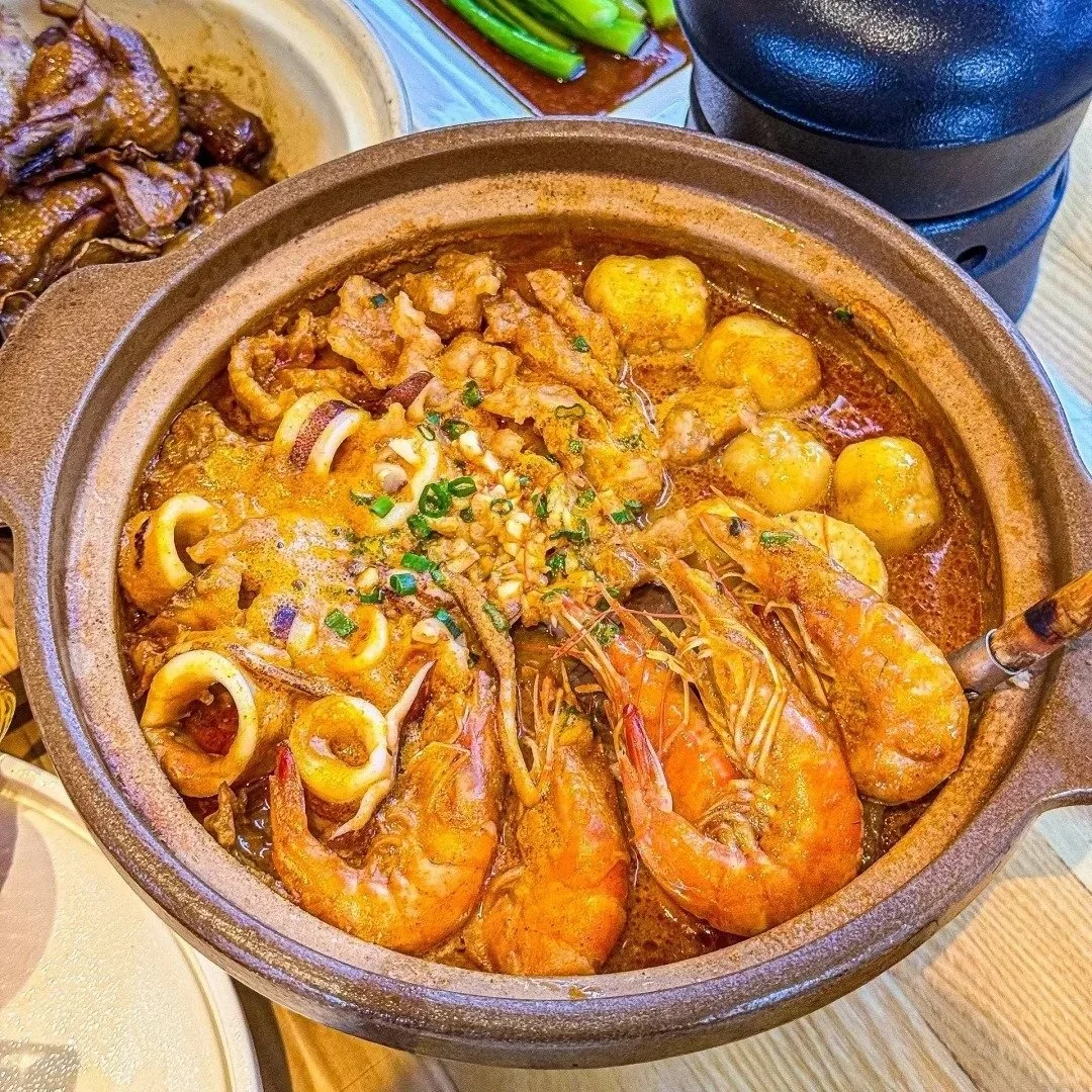 A shaguo bowl filled with seafood