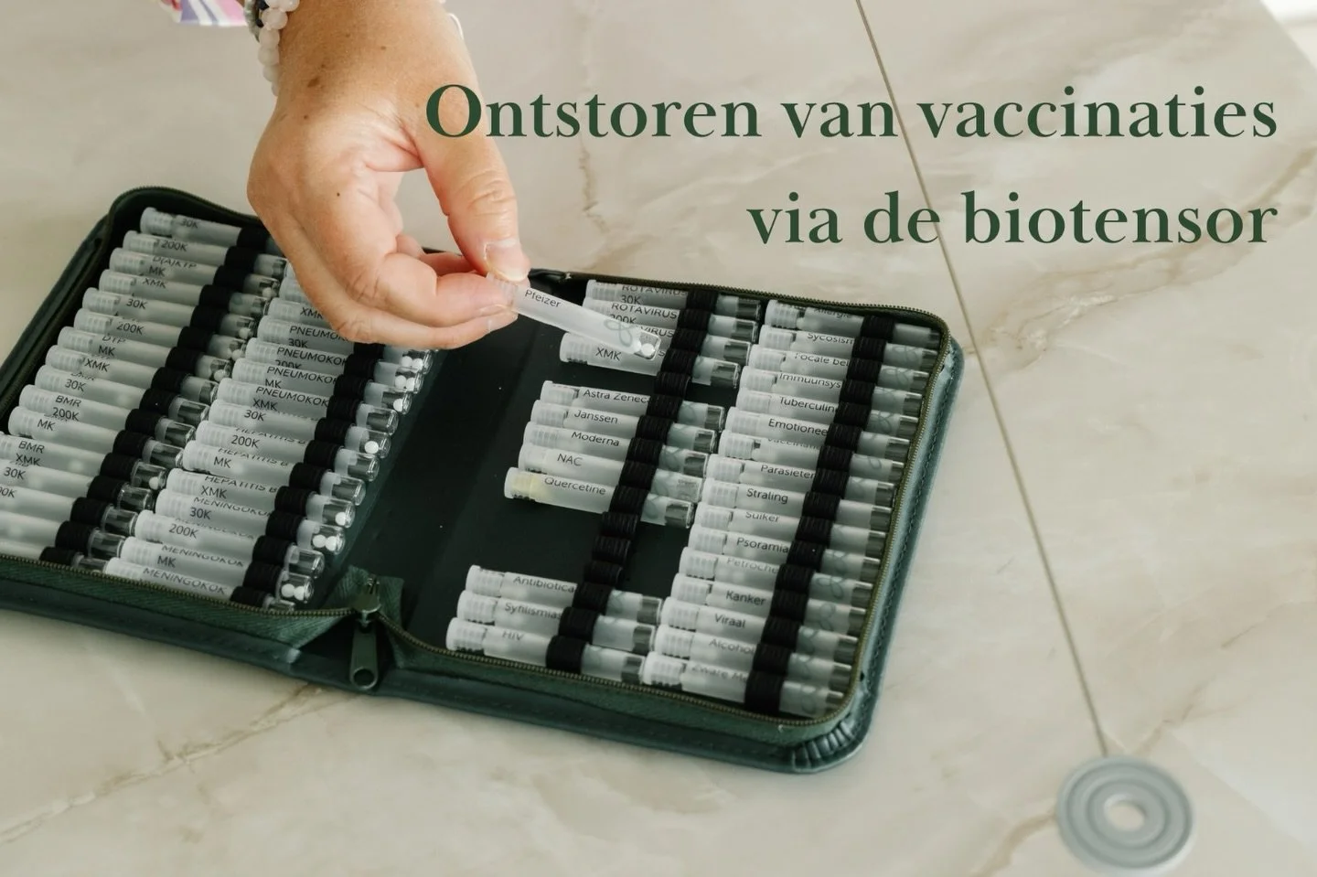 Ons lichaam slaat alles op wat het meemaakt.
Ook ervaringen zoals vaccinaties kunnen volgens sommige visies een energetische indruk achterlaten. Bij sommige kinderen of volwassenen kan dit zich uiten in lichamelijke of emotionele disbalans.

Met behu