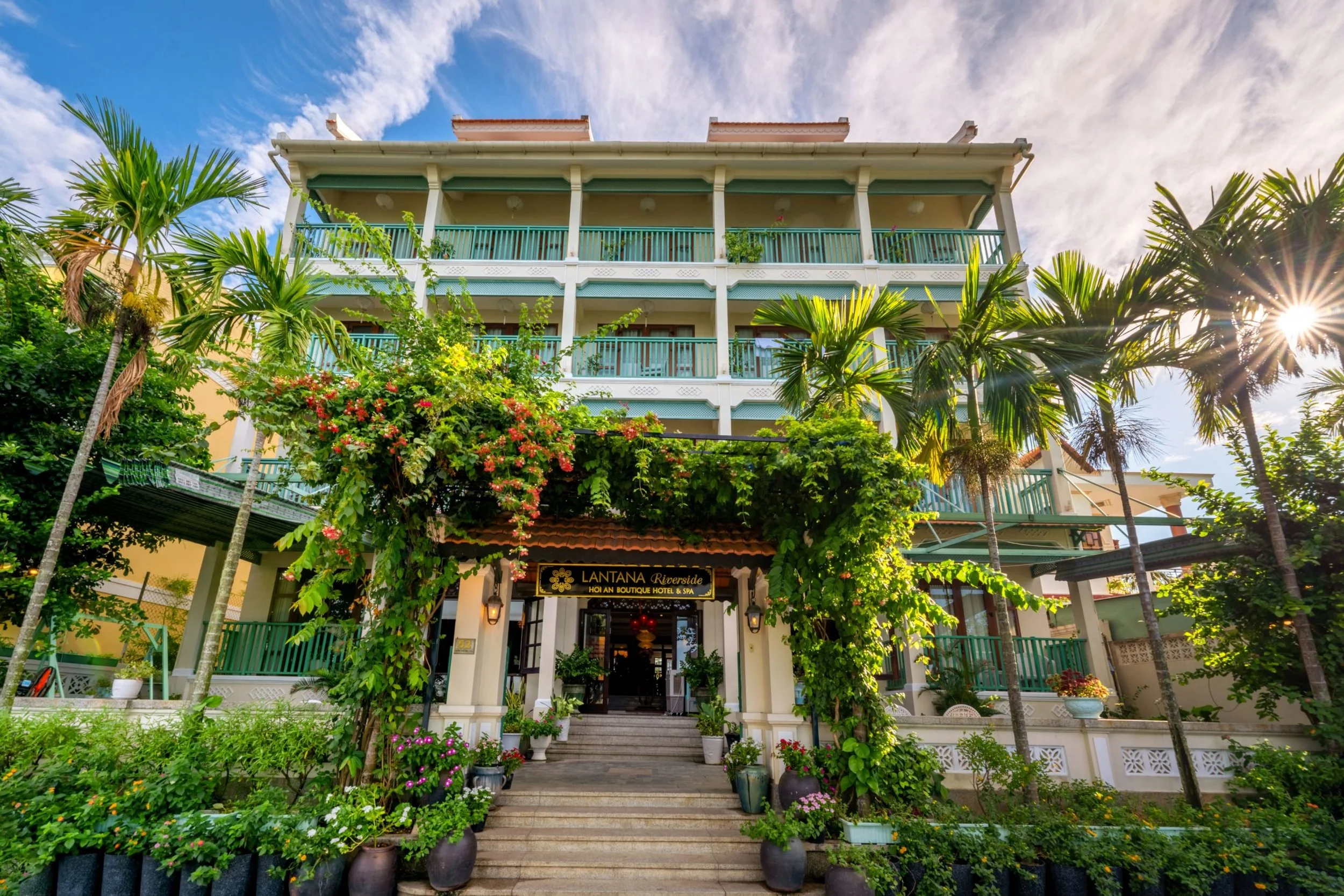 Hotel Catalyst's Project Two: Hotel Lantana Riverside: facade. Dự án thứ hai của Hotel Catalyst, khách sạn Lantana Riverside: hình ngoại thất khách sạn.