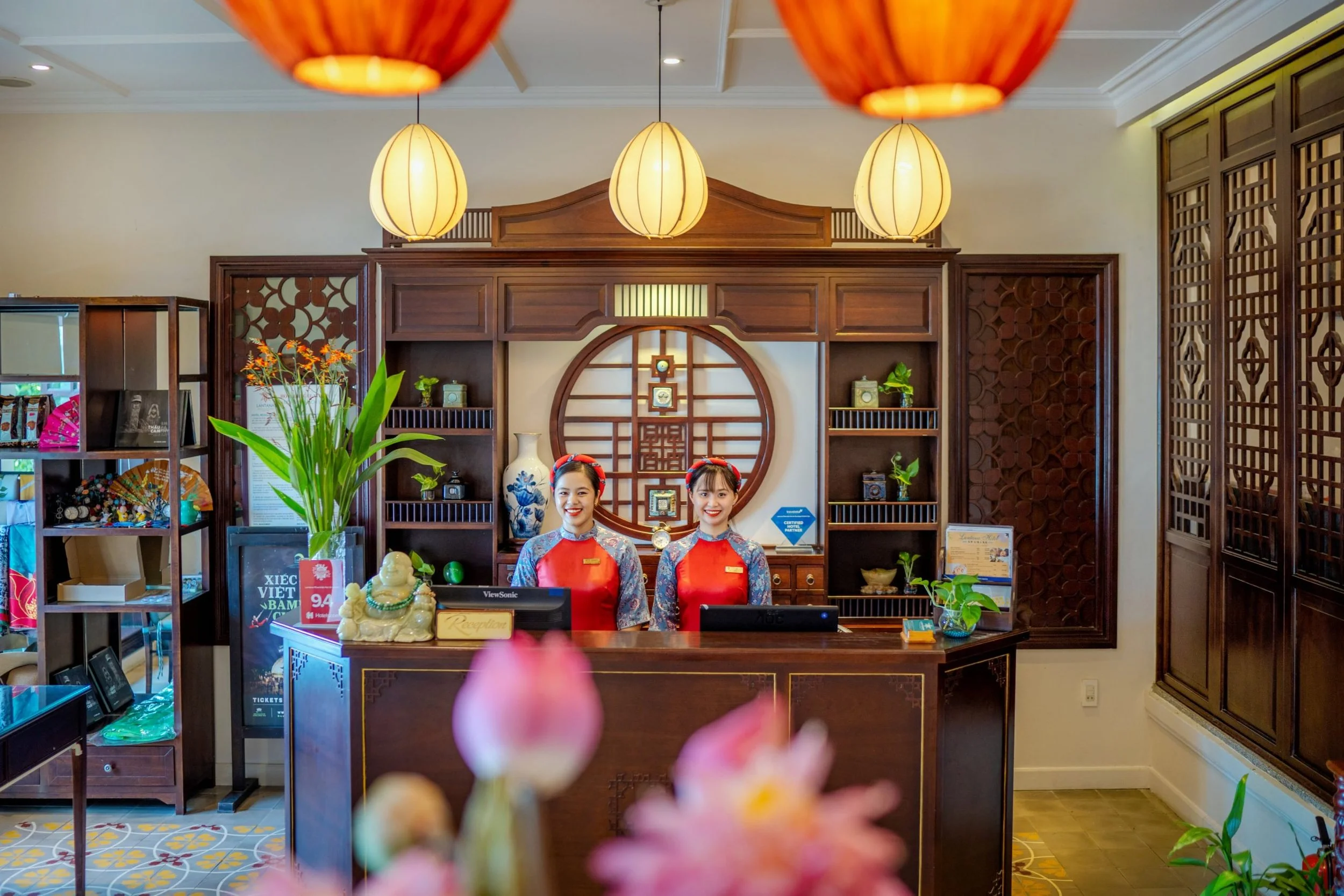 Hotel Catalyst's project two: lantana riverside: reception area. Dự án thứ hai của Hotel catalyst, khách sạn Lantana Riverside: hình khu vực lễ tân