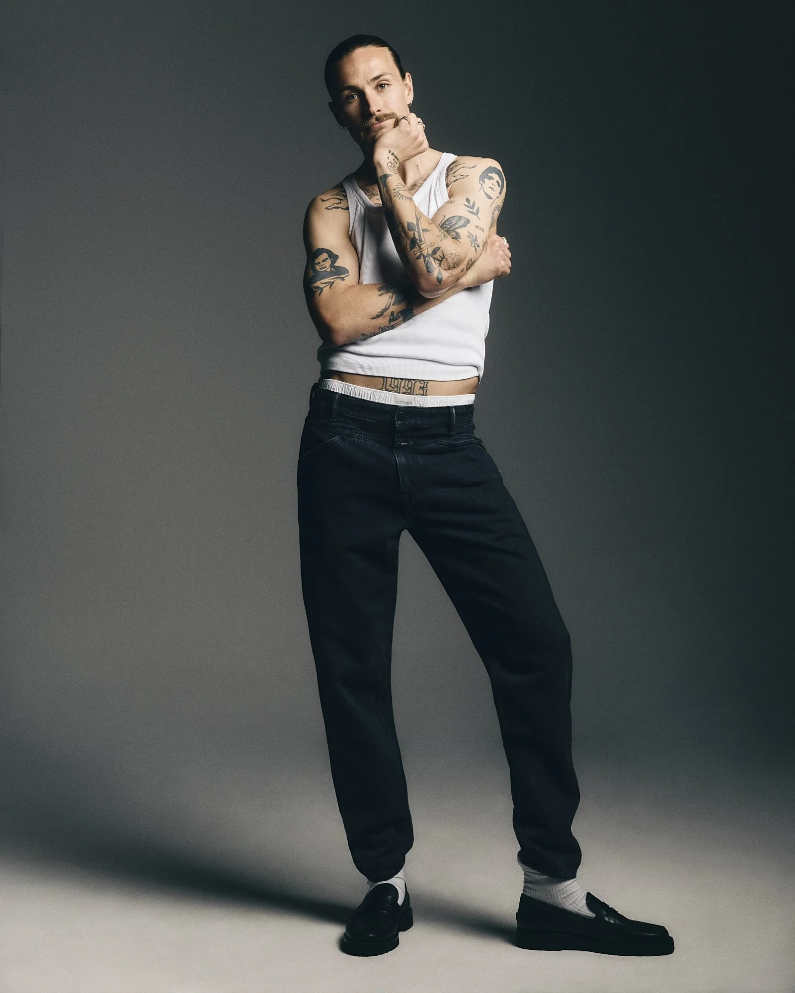 _AW24_Campaign_Studio_Day1_Shot_14_Fall_Men_Pant_0049_final_1_jLow.jpg