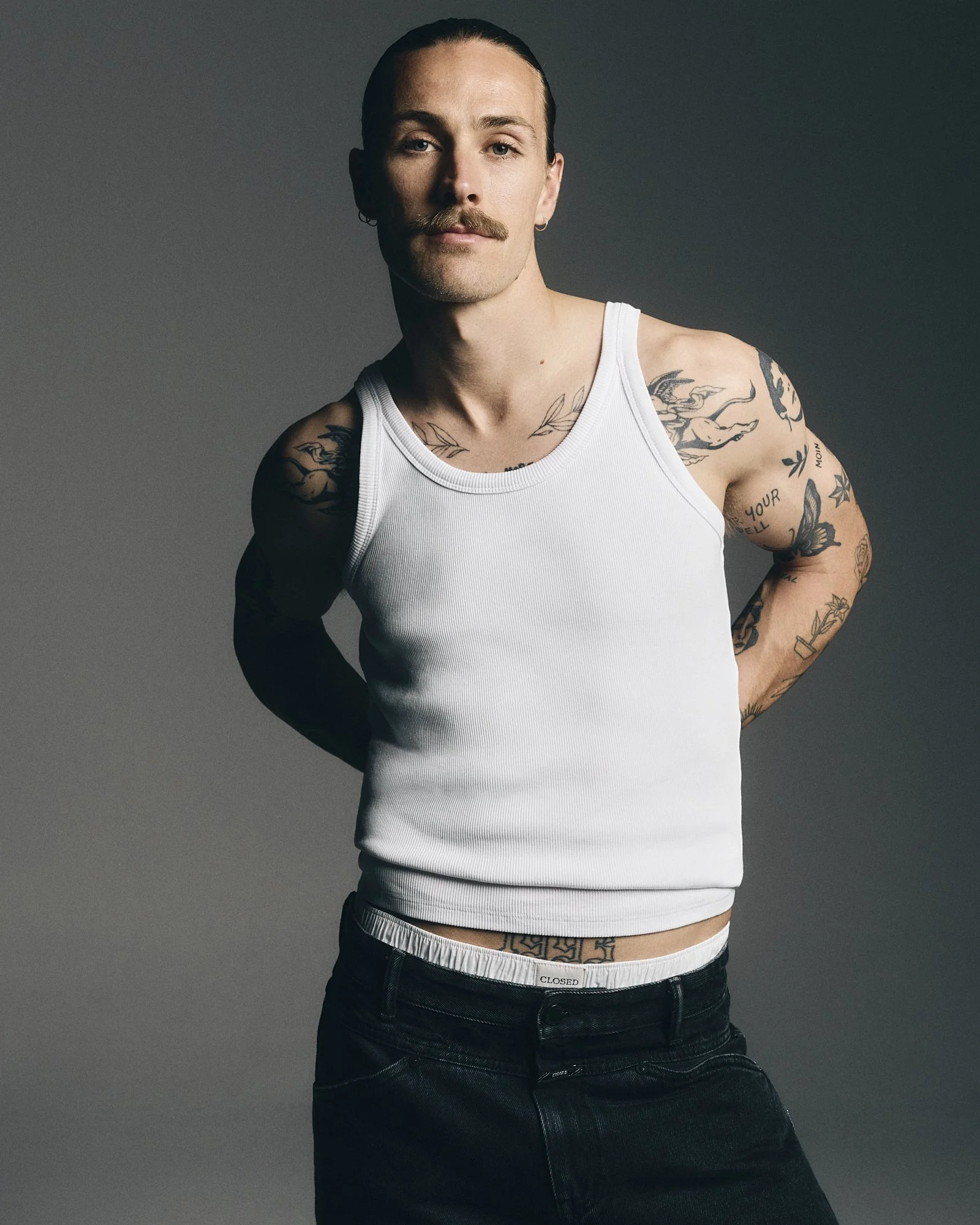 _AW24_Campaign_Studio_Day1_Shot_14_Fall_Men_Pant_0090_final_1_jSm.jpg