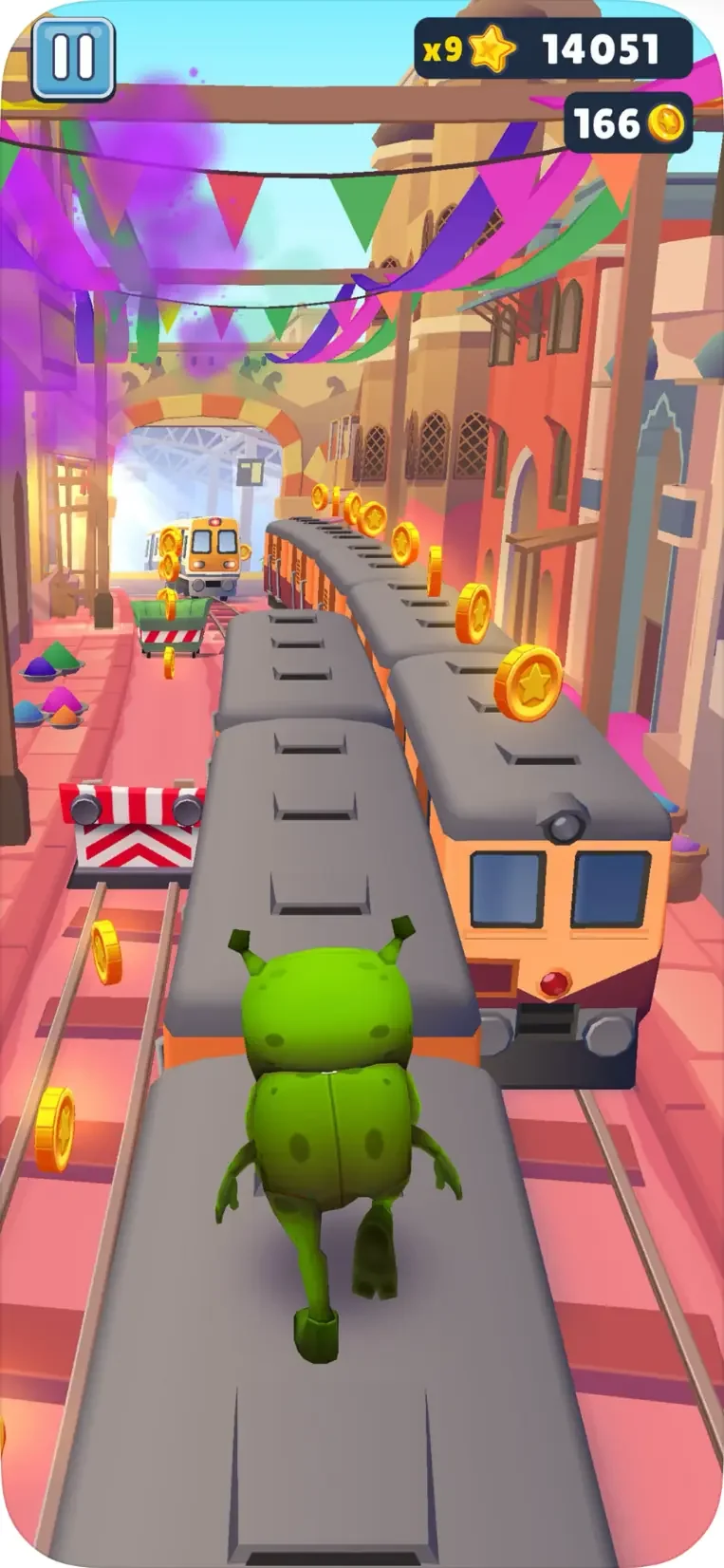 Grüne Spielfigur läuft in Subway Surfers über mehrere Züge und sammelt Münzen.
