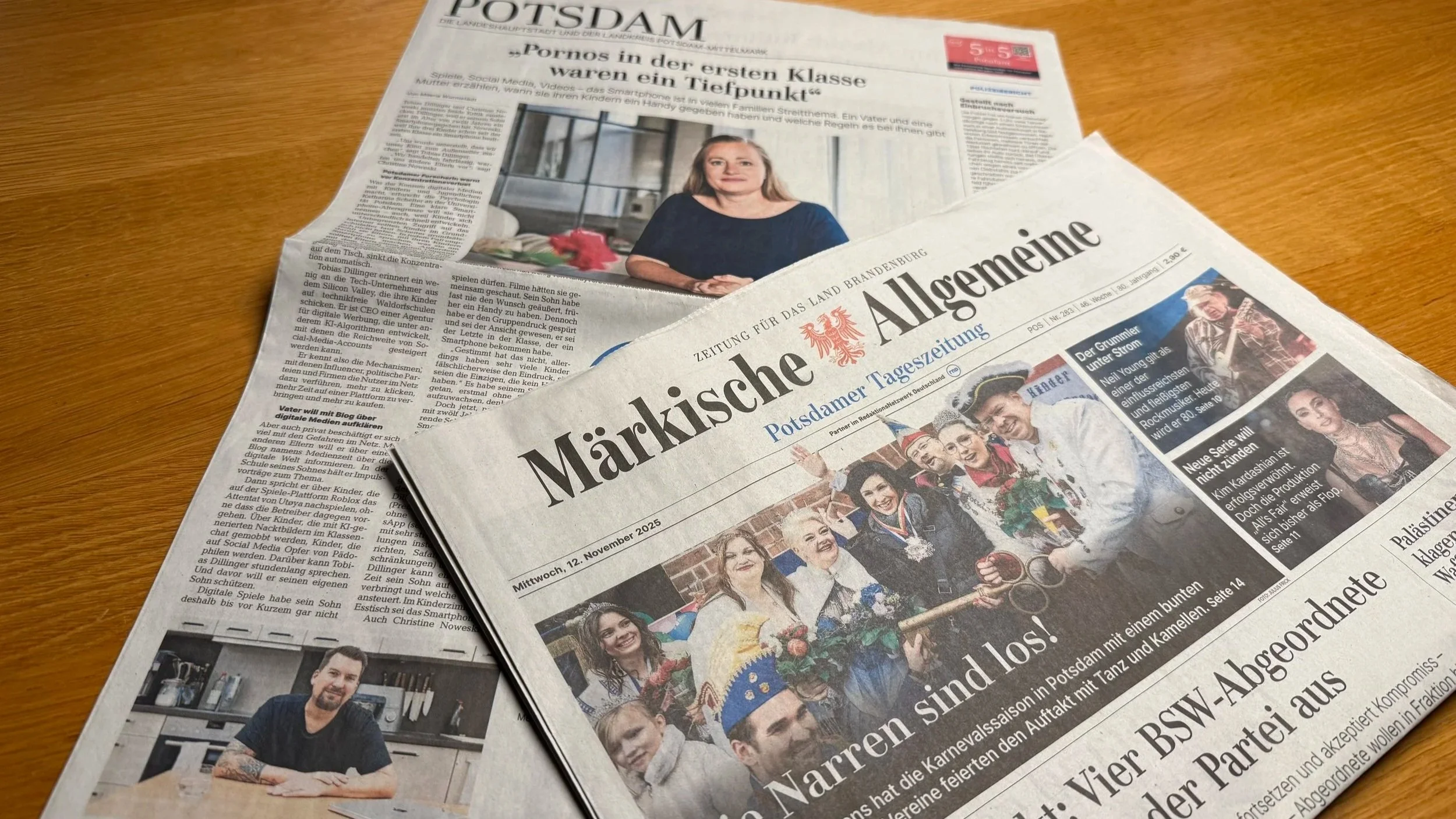 Gedruckte Ausgabe der Märkischen Allgemeinen Zeitung liegt auf einem Tisch mit Artikeln zu Kindern, Smartphones und digitalen Medien in Potsdam