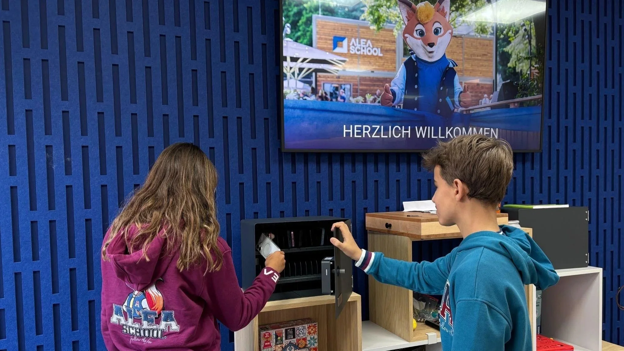 Handyfreie Schule: Was passiert, wenn Kinder ihre Handys morgens abgeben