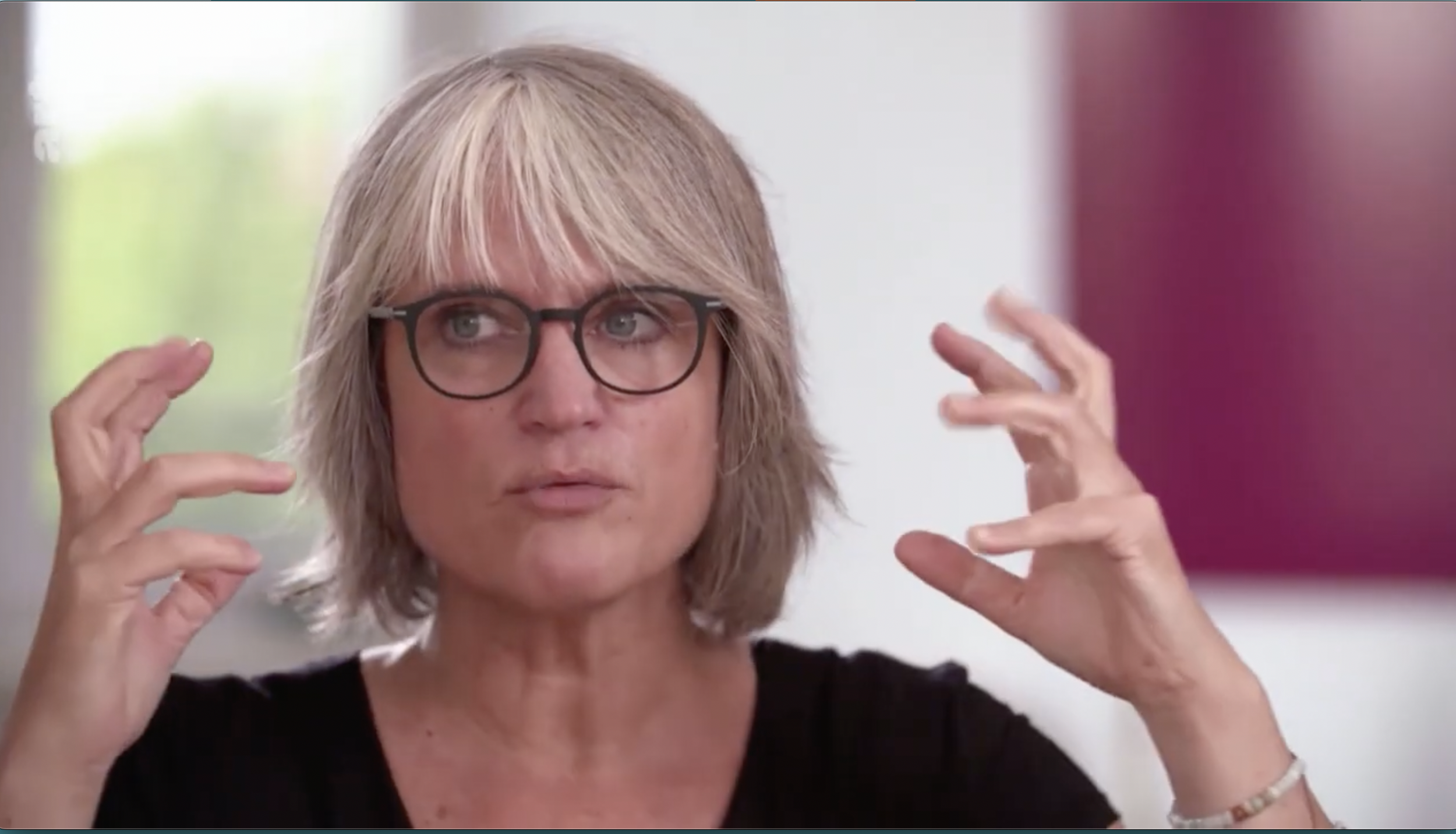 Julia von Weiler spricht in einem Interview und gestikuliert mit beiden Händen, während sie ein wichtiges Thema erläutert.