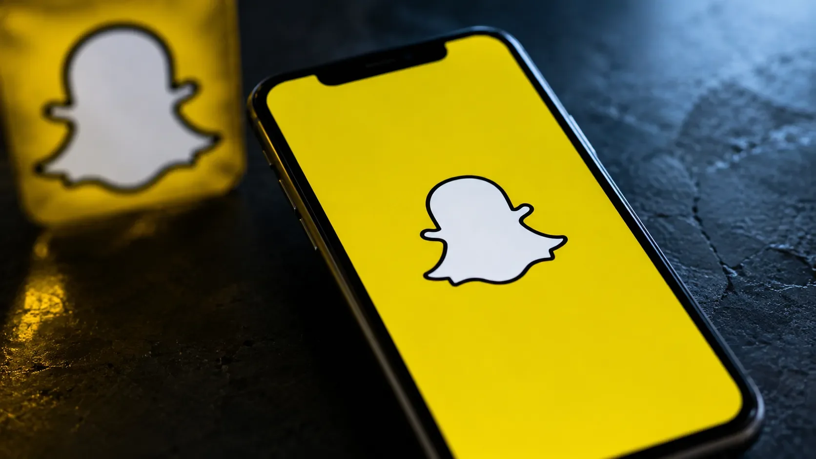 Jugendlicher blickt nachts auf sein Smartphone mit Snapchat. Um ihn herum werden typische Funktionen und Risiken wie Snapstreaks, Standortfreigabe, öffentliche Storys, Cybergrooming und unerwünschte Inhalte dargestellt.