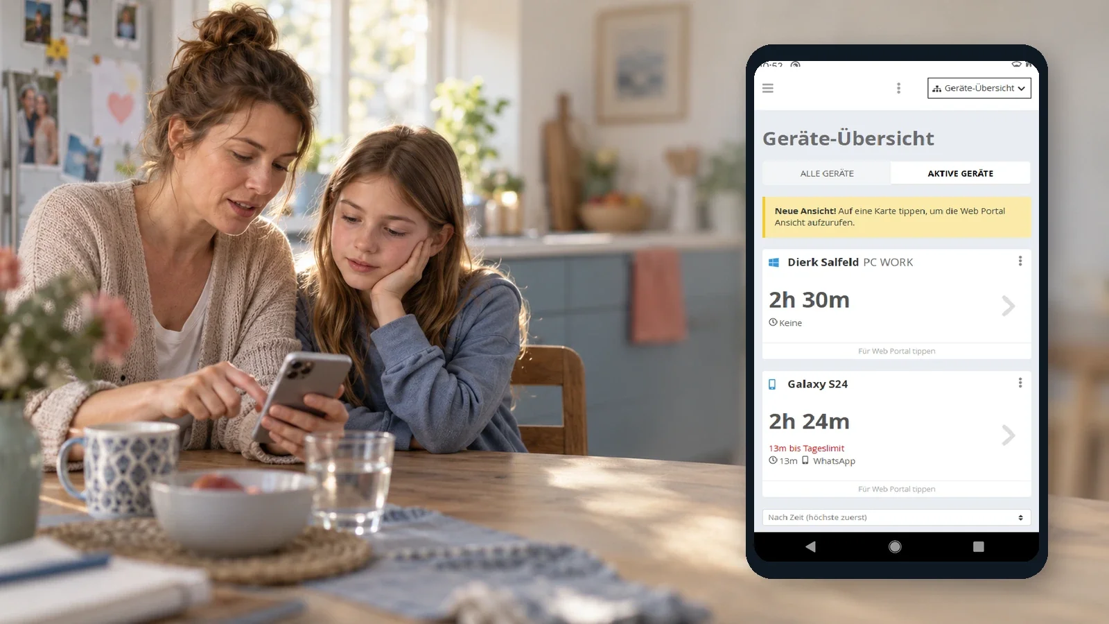 Mutter und Tochter sehen gemeinsam auf ein Smartphone. Rechts ist die KISI-Geräteübersicht auf einem eingeblendeten Smartphone zu sehen.
