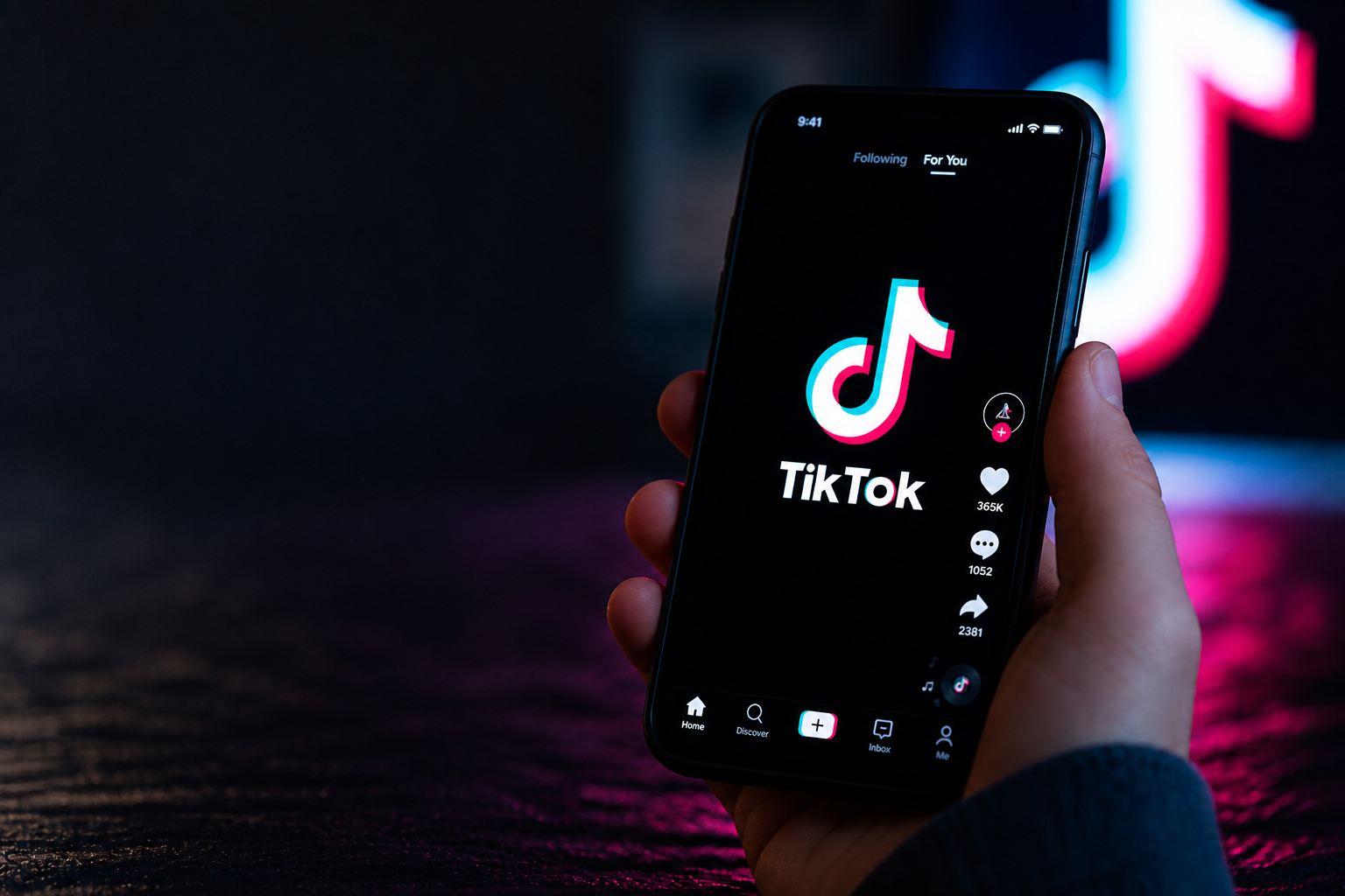 Hand hält Smartphone mit TikTok App im dunklen Raum, leuchtender Bildschirm im Fokus, symbolisiert Algorithmus und Nutzung von Social Media durch Kinder und Jugendliche