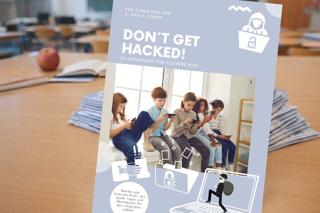 Ein Klassensatz der Broschüre „Don’t get hacked – IT-Sicherheit für clevere Kids“ liegt auf dem Lehrerpult in einem Grundschulklassenzimmer.
