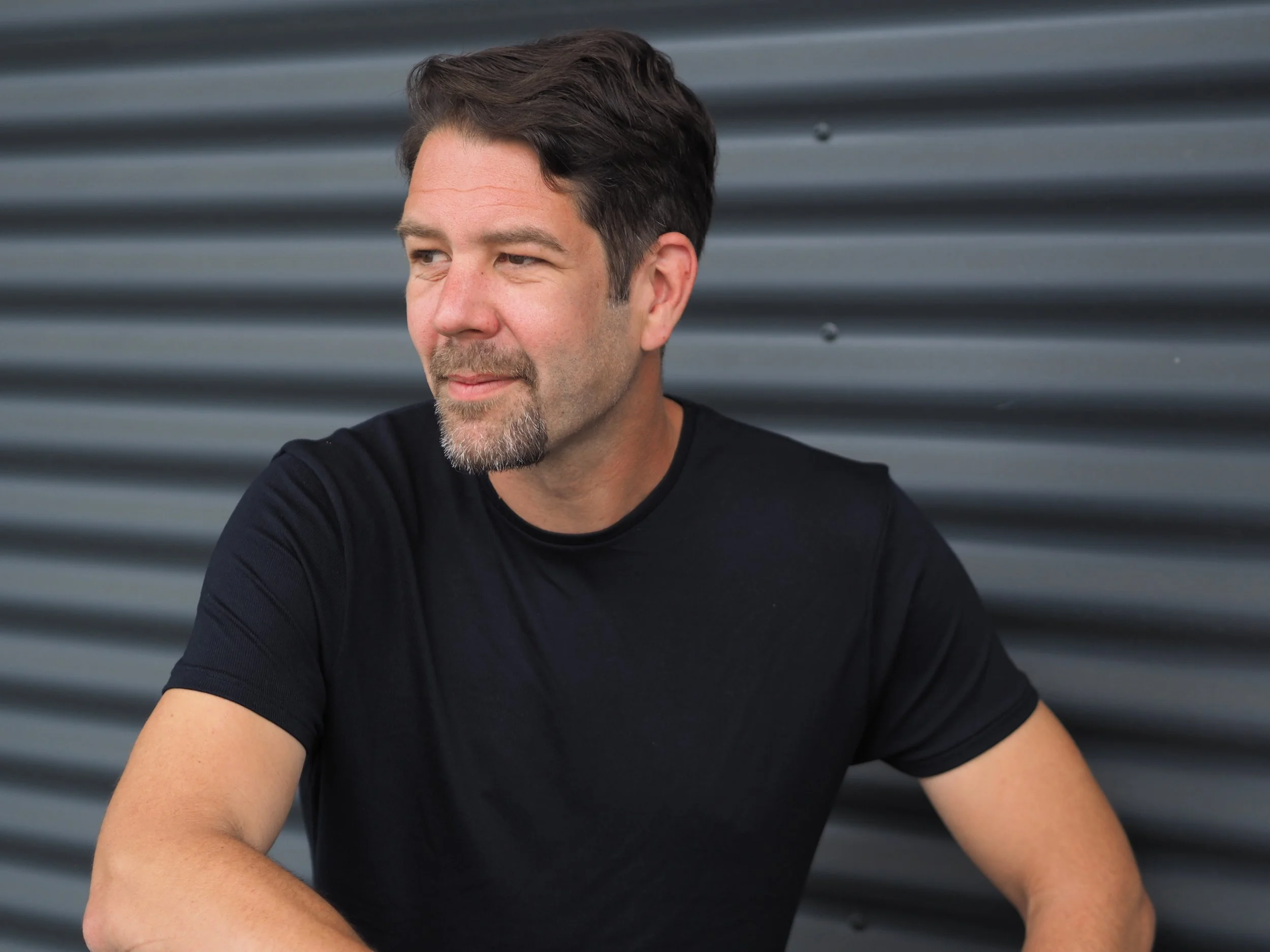 Hendrik Odendahl sitzt und schaut nach links