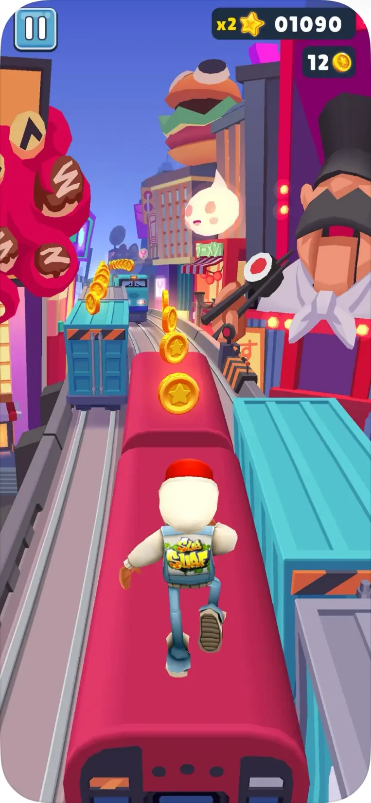Spielfigur läuft in Subway Surfers über einen roten Zug und sammelt Münzen in einer farbenfrohen Stadt.