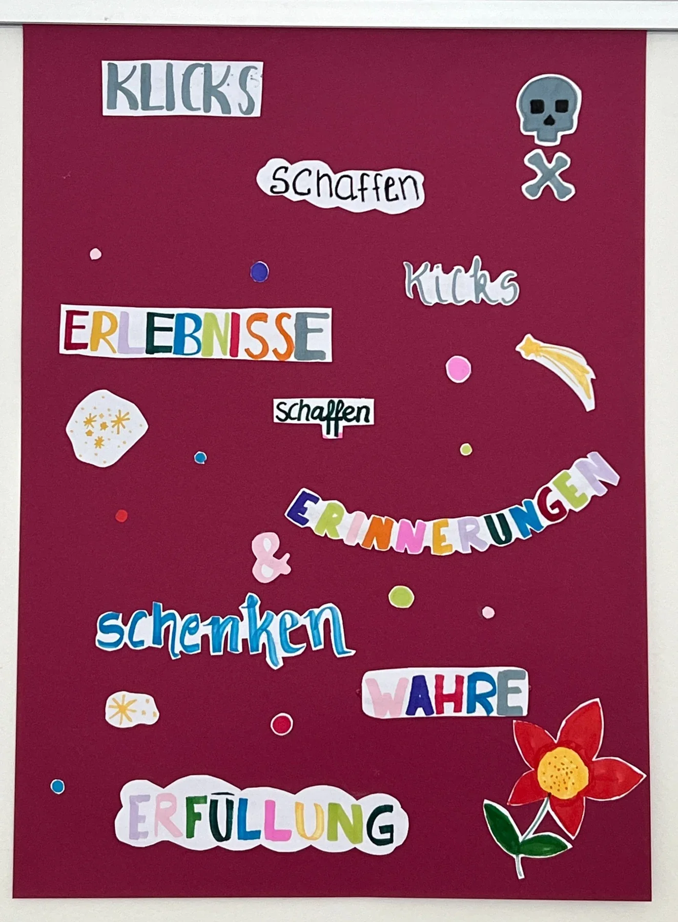 Rotes, von Schülerinnen und Schülern gestaltetes Plakat mit Begriffen wie „Klicks“, „Kicks“, „Erlebnisse“, „Erinnerungen“ und „wahre Erfüllung“.