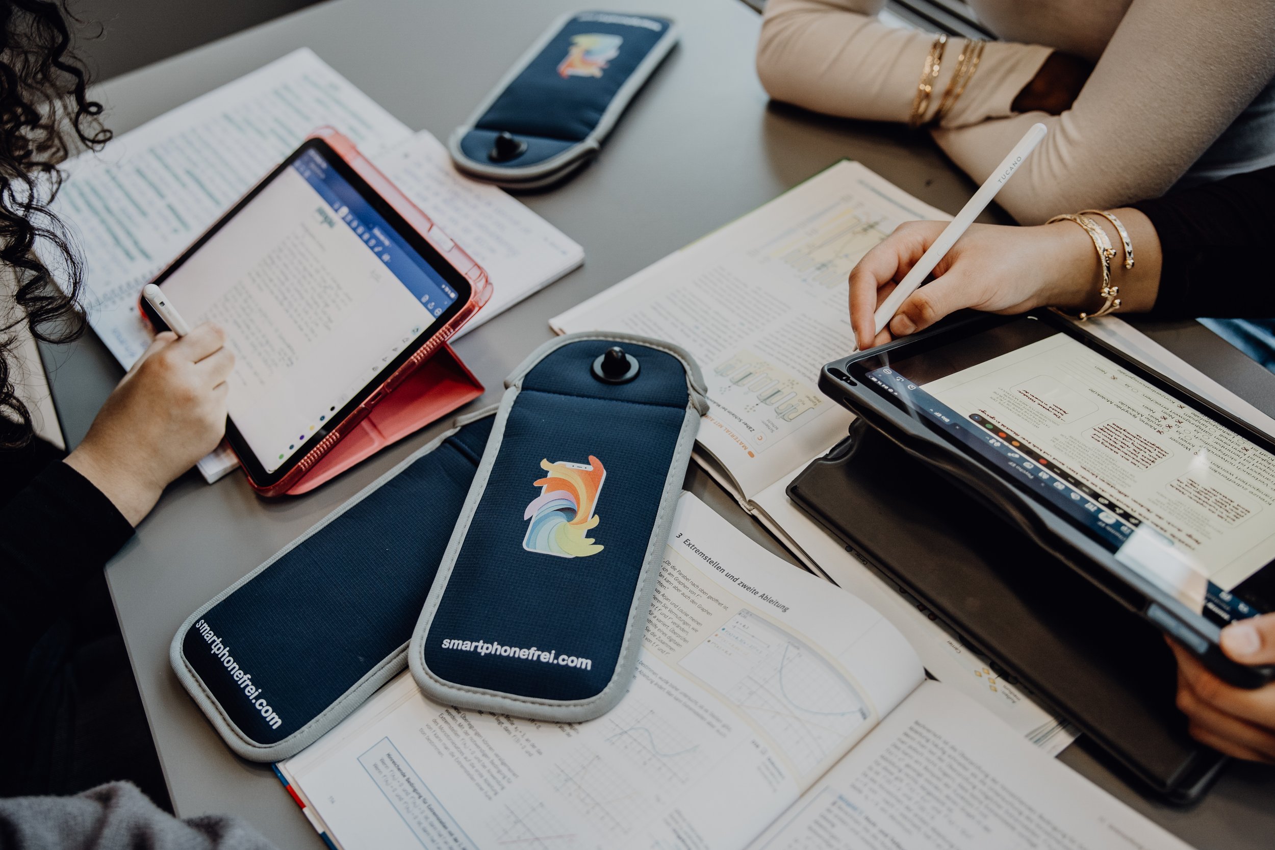 Smartphones weg, Gespräche zurück: Erfahrungen einer Schule mit Handytaschen