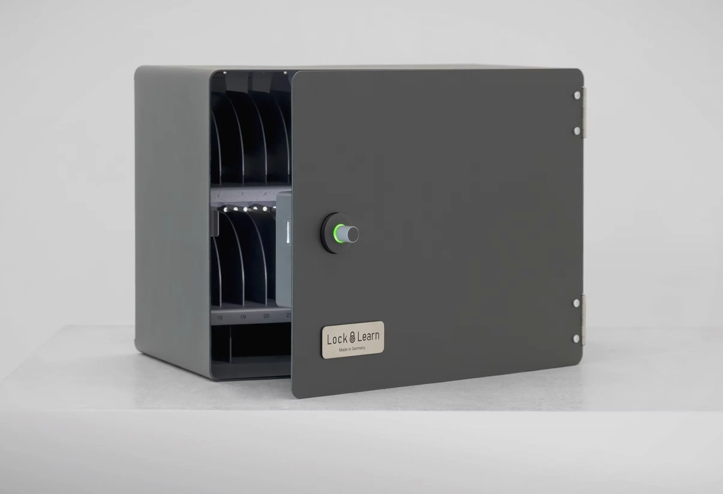 Sichere Lock&Learn Smartphone-Box aus Metall mit geöffneter Tür und nummerierten Fächern zur Aufbewahrung von Smartphones im Schulalltag