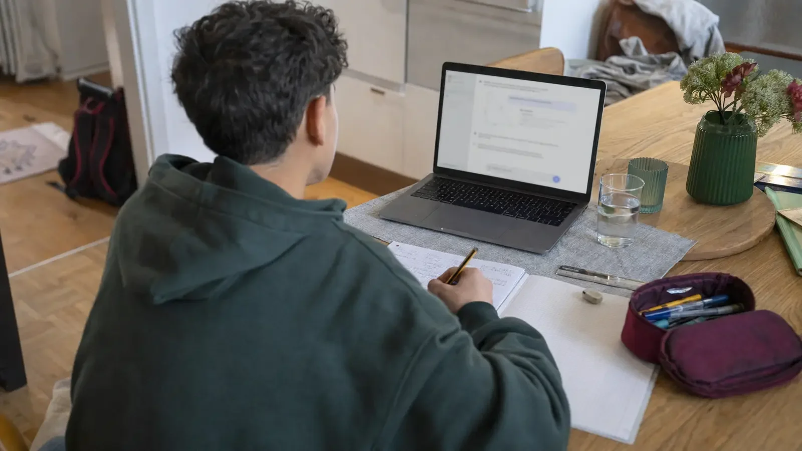 Ein Jugendlicher bearbeitet Mathematikaufgaben und nutzt dabei den Lernmodus auf einem Laptop.