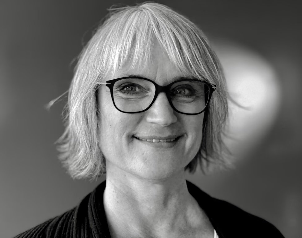 Porträtfoto von Julia von Weiler vor neutralem Hintergrund, freundlicher und klarer Blick, professionelle Darstellung für den Medienzeit Elternblog.