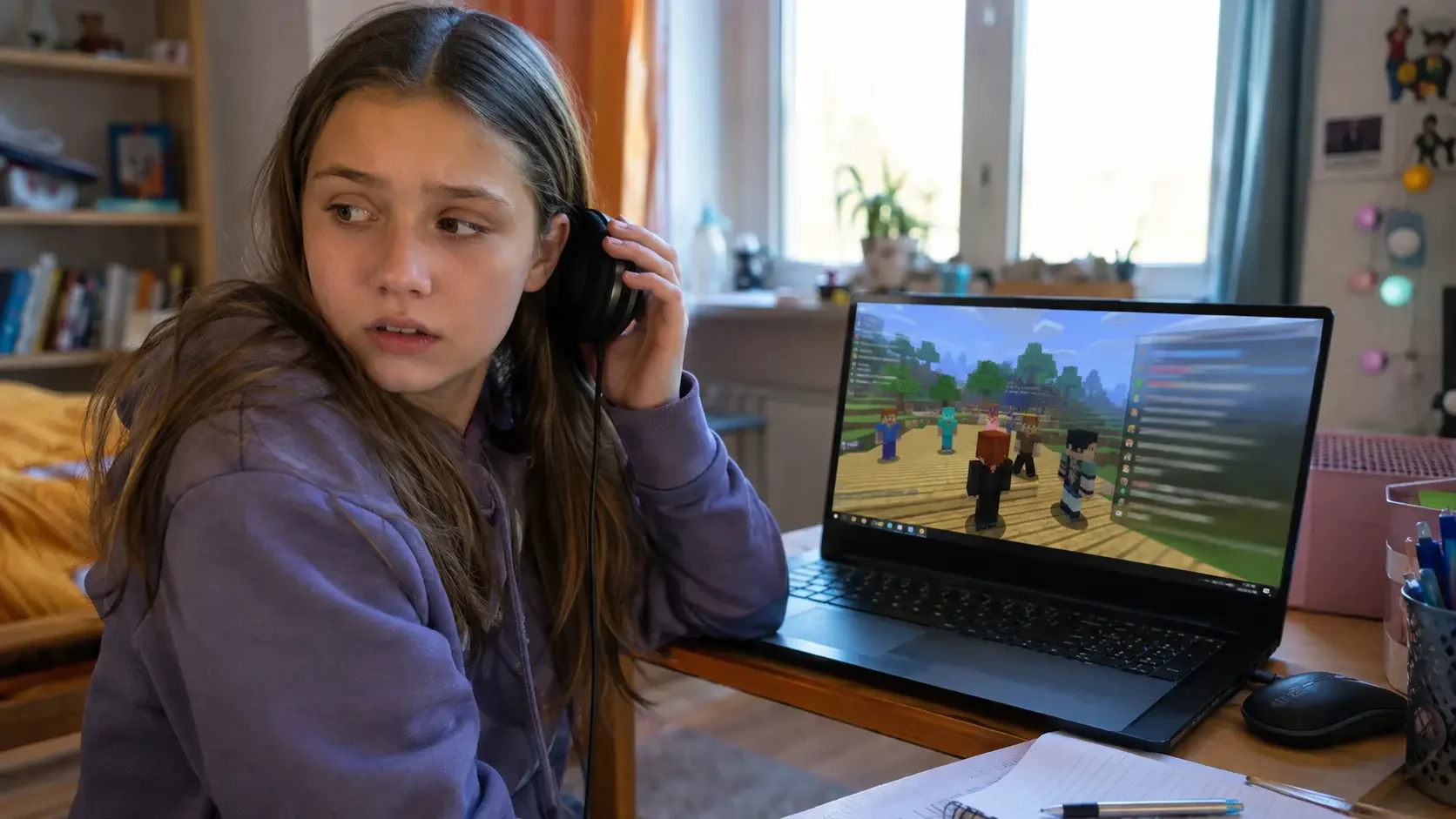 Ein Mädchen reagiert verunsichert auf fremde Mitspieler und einen Chat auf einem öffentlichen Minecraft-Server.