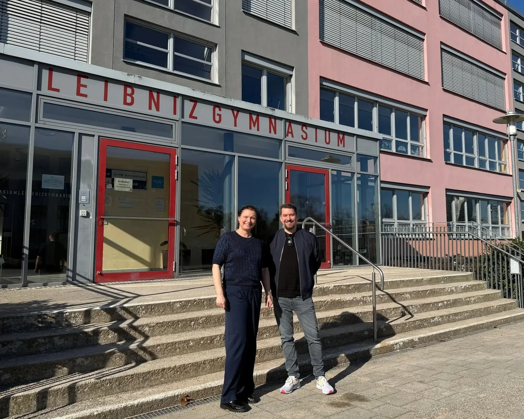 Foto: Katja von Hagen und Tobias Dillinger (Medienzeit) stehen vor dem Leibnitz Gymnasium