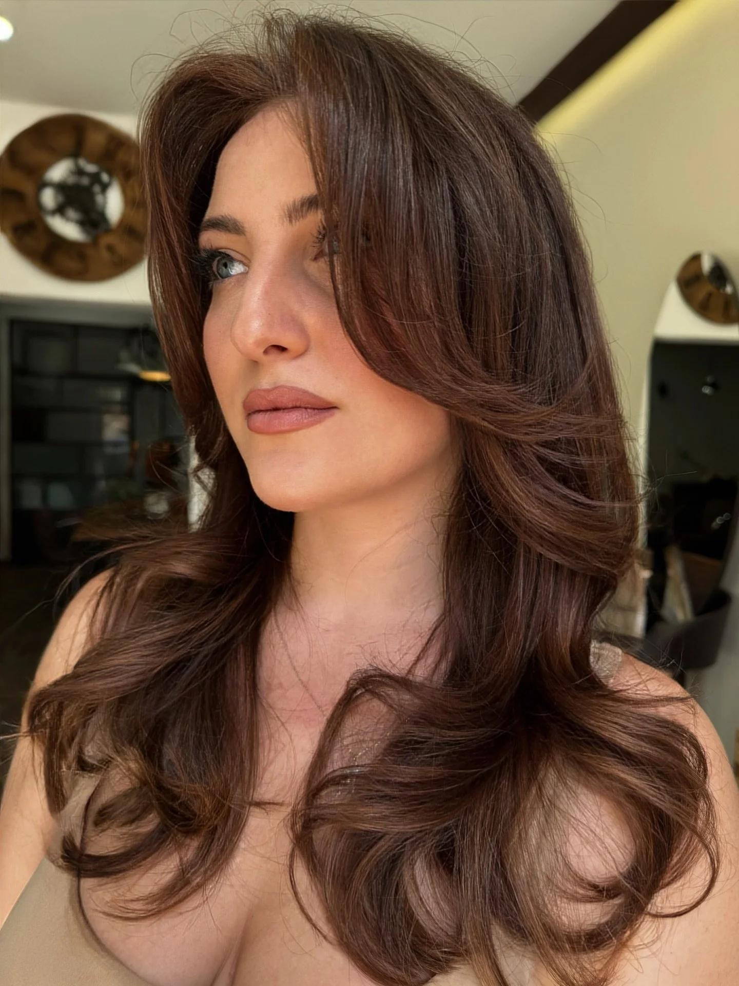 Cambiamento. È una parola semplice, ma dentro ha il potere di trasformarci. Per una donna, cambiare colore ai capelli non è solo una questione estetica: è ritrovare se stessa, valorizzare la propria bellezza, illuminare il viso c