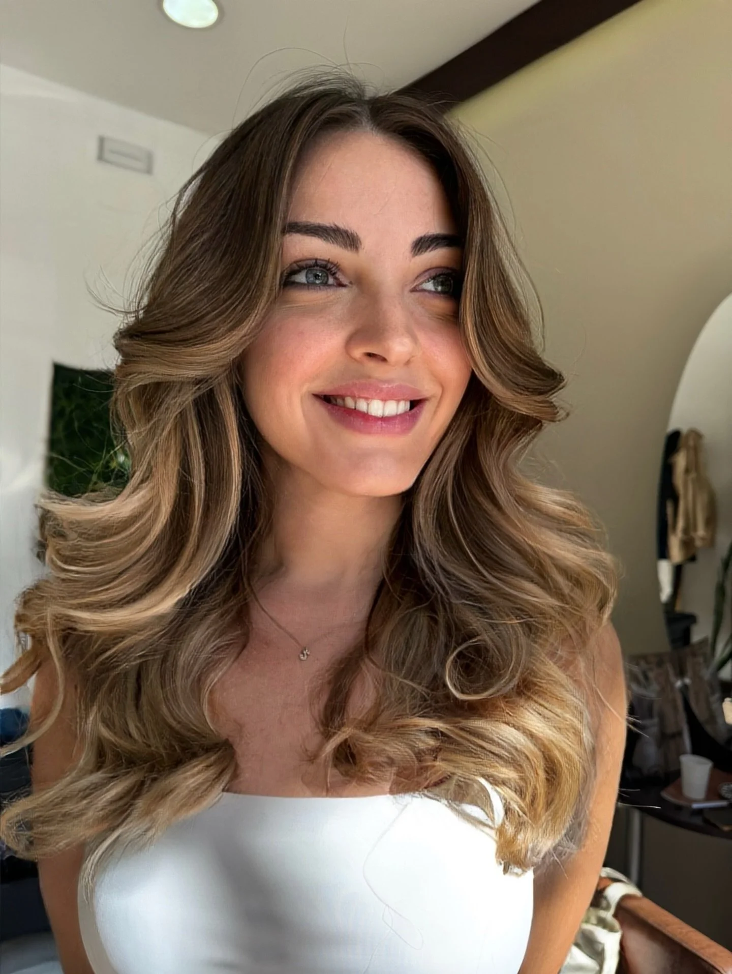 Nuovo look, stessa eleganza.
Sara risplende ancora di più con questo tocco di stile che mette in luce tutta la sua bellezza ✨💄
#GlamVibes #NewStyle #Shine