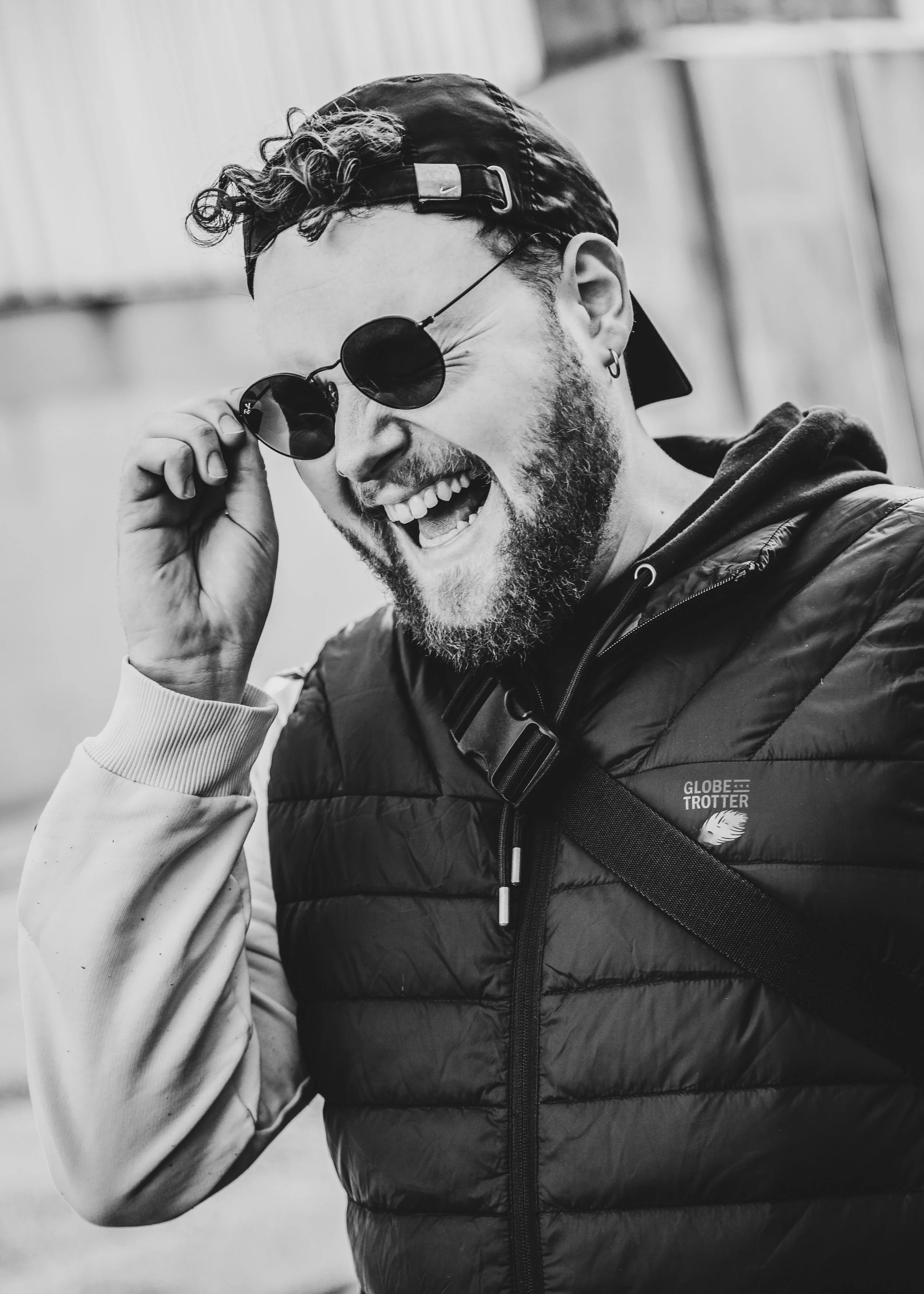 Mann mit Brille, Lachen, schwarze Jacke, Hüft-IMG