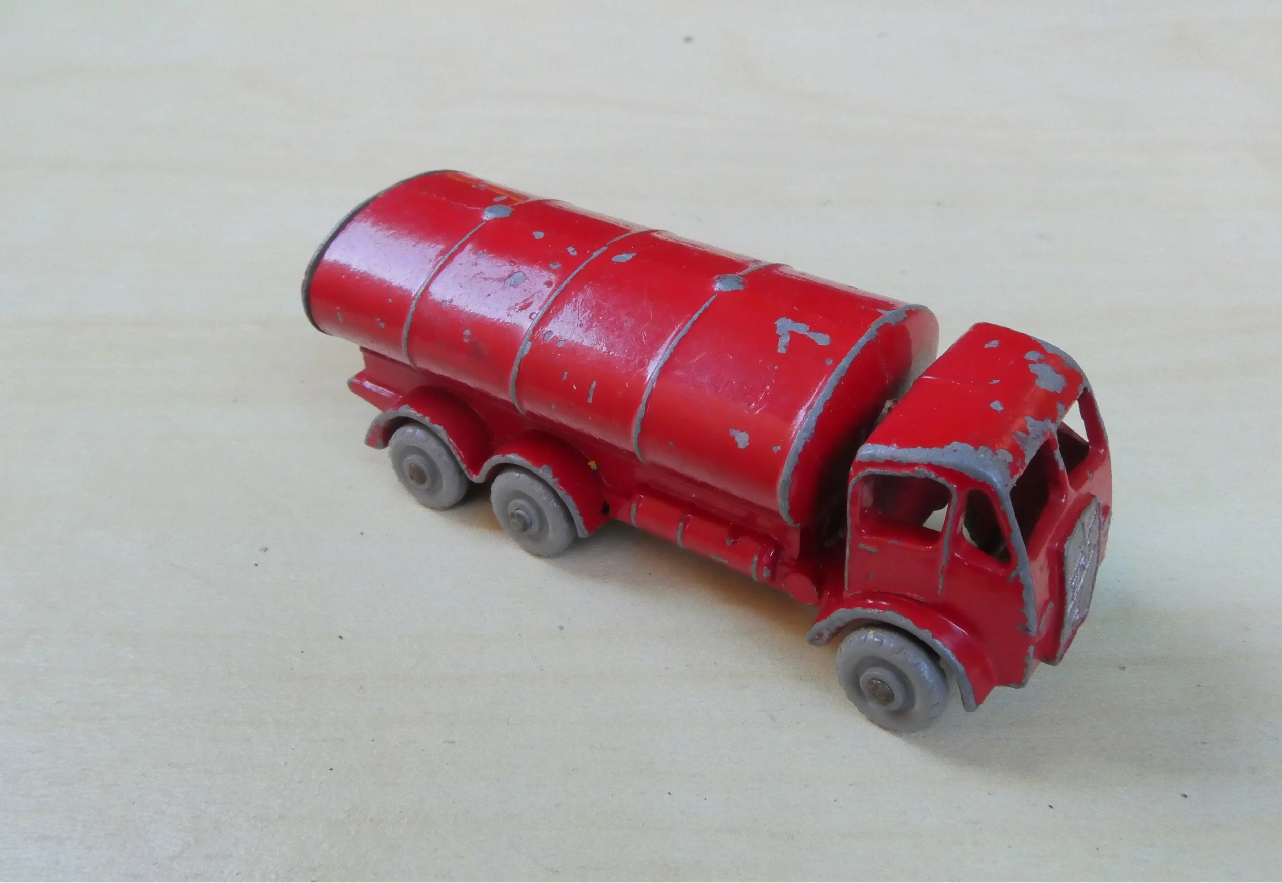 Lesney Nr 11 ESSO Petrol tanker
