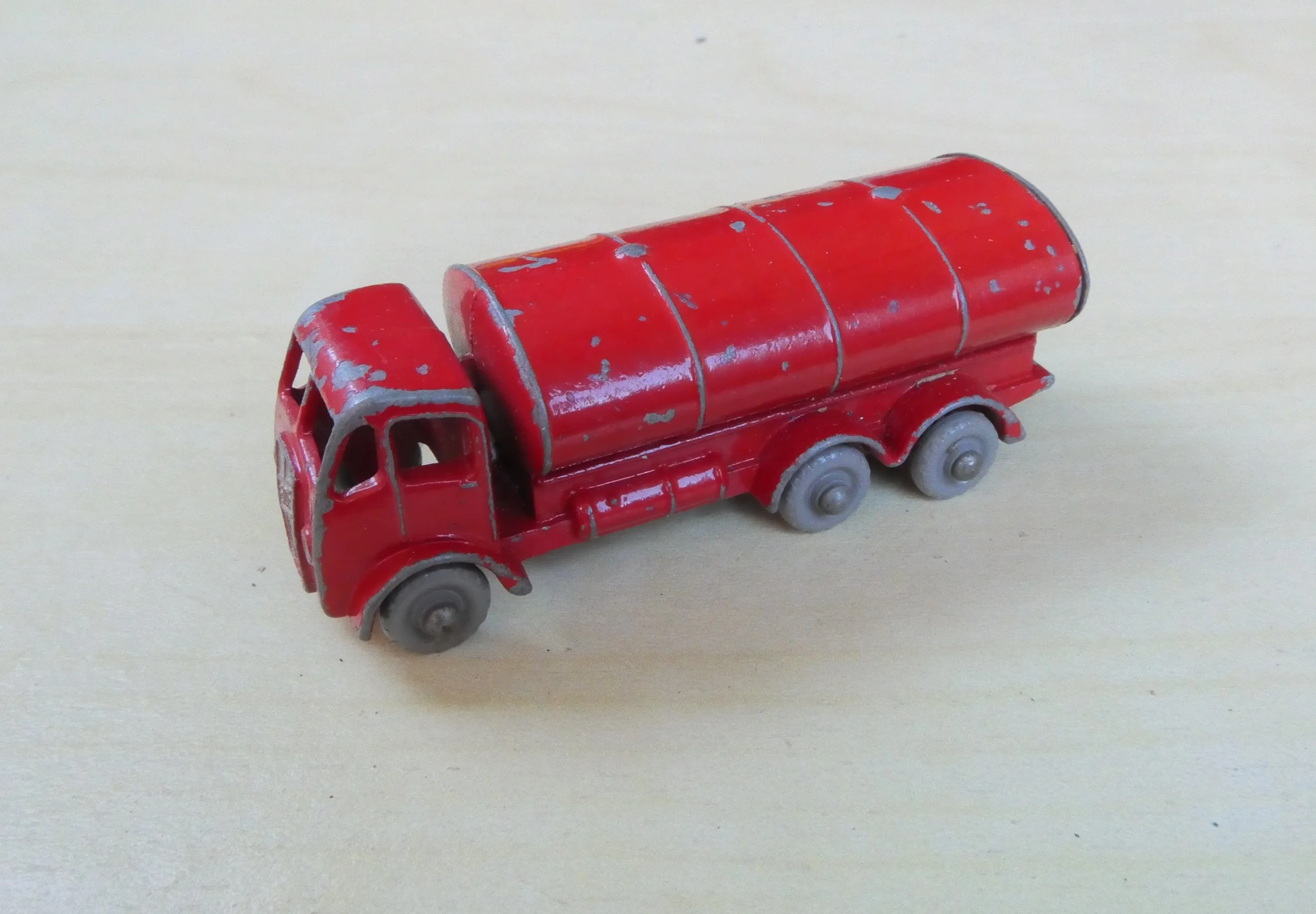 Lesney Nr 11 ESSO Petrol tanker