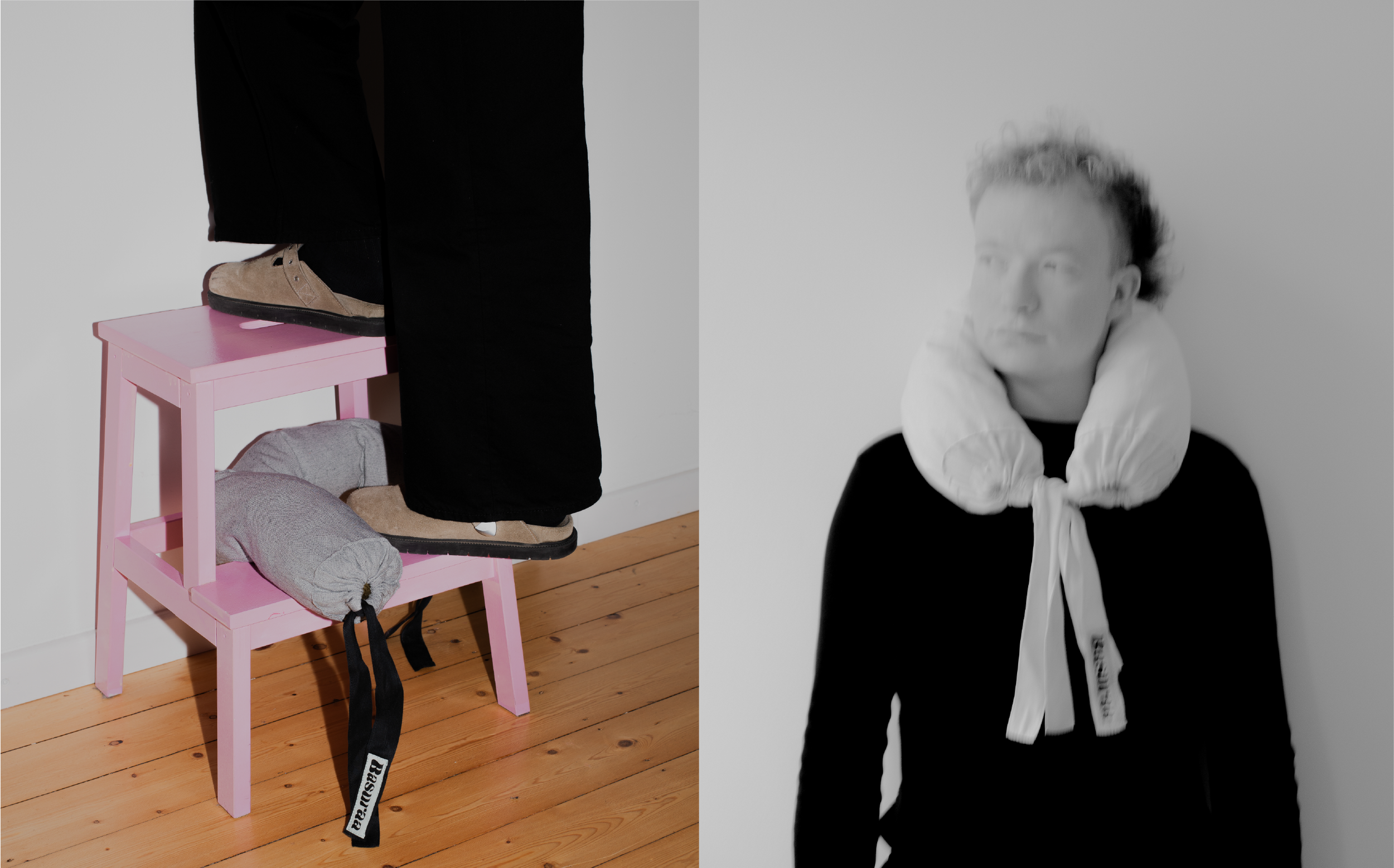 Auf der linken Seite ein pinker Hocker mit Schuhen und einem grauen gepolsterten Gegenstand. Auf der rechten Seite ein Mann mit im Nacken gebundenem Kissen, schwarz gekleidet, und zerzaustem Haar, blickt nach links, vor einem weißen Hintergrund.