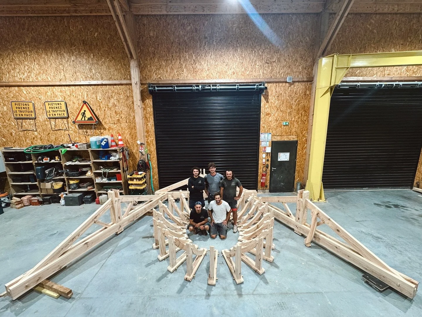 C'est la rentr&eacute;e pour l'&eacute;quipe 🪵 une rentr&eacute;e pluvieuse mais heureuse avec pleins de beaux projets 🙌 

#charpentier #andernos #maisonbois 
projet en cours pour @les.maisons.m