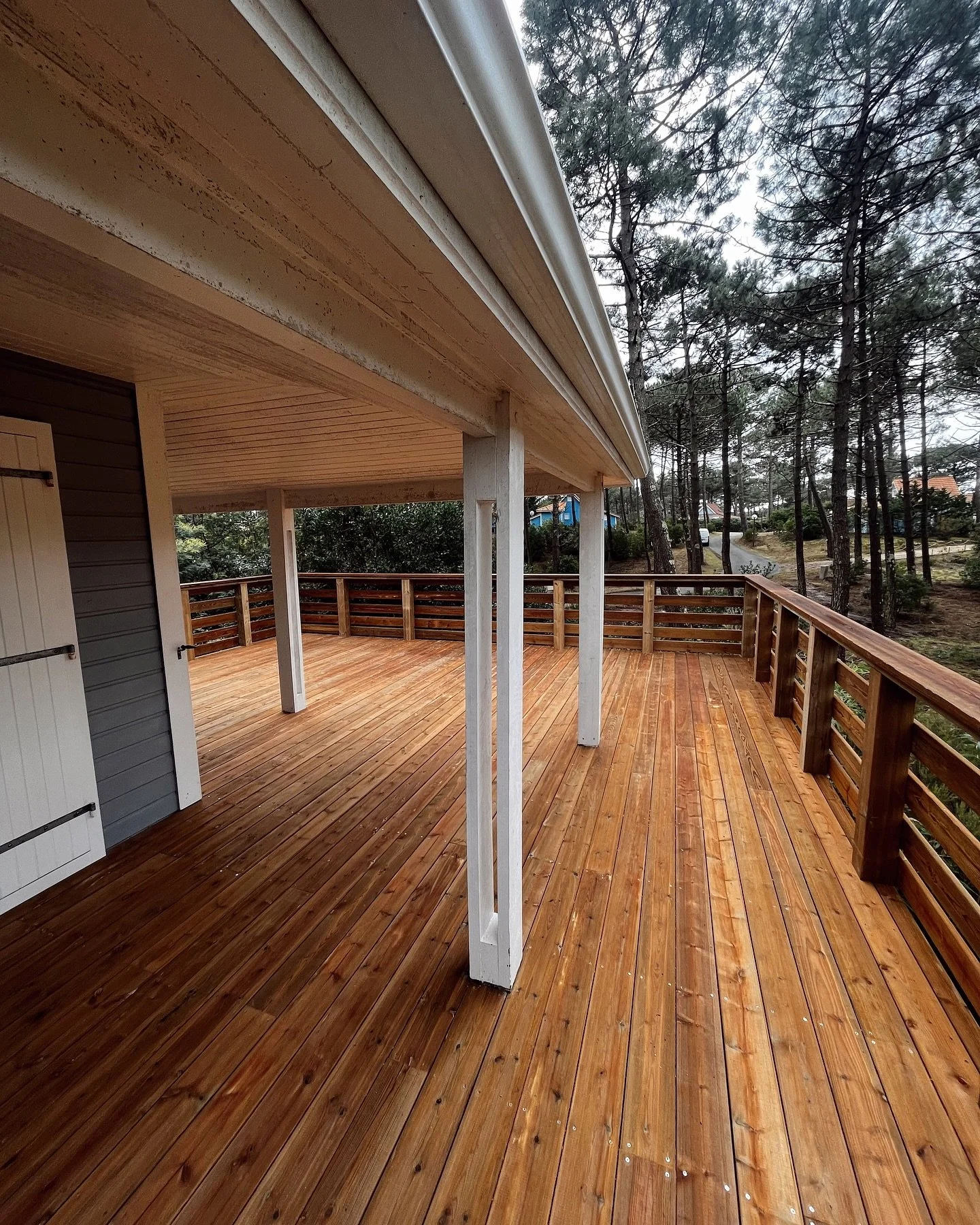 Terrasse perch&eacute;e dans les pins 🌲 sur pilotis b&eacute;ton / en pin trait&eacute; classe 4 marron class&eacute; petits noeuds 🪢
-
#charpentier #bassindarcachon #terrassebois #lajenny