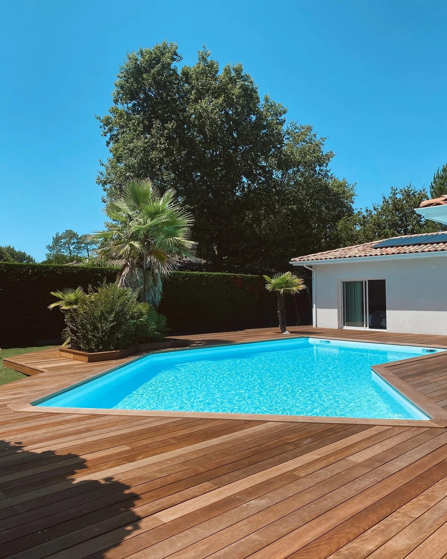 Clap de fin pour cette jolie terrasse en bois exotique itauba // c&ocirc;t&eacute; piscine &agrave; Andernos📍🌞 
-
#chapentier #amenagementexterieur #amenagementjardin #bassindarcachon