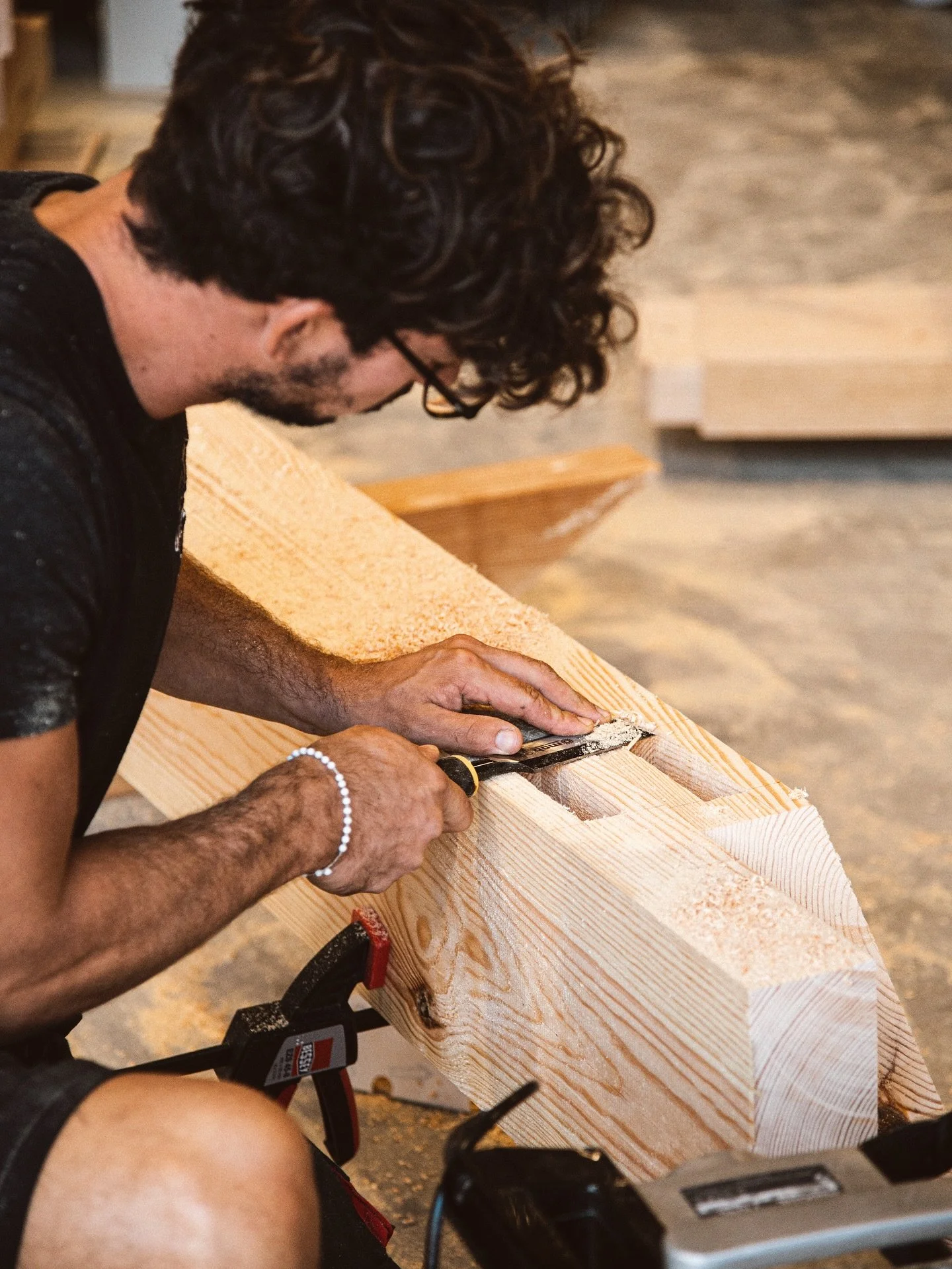 En septembre il y a eu beaucoup de copeaux de bois pour le projet @les.maisons.m 🪵📐🪓 ( &amp; un peu de comm&eacute;rage sur la derni&egrave;re photo 🐕 👀) 

#maisonbois #charpentier #bassindarcachon #projetconstruction