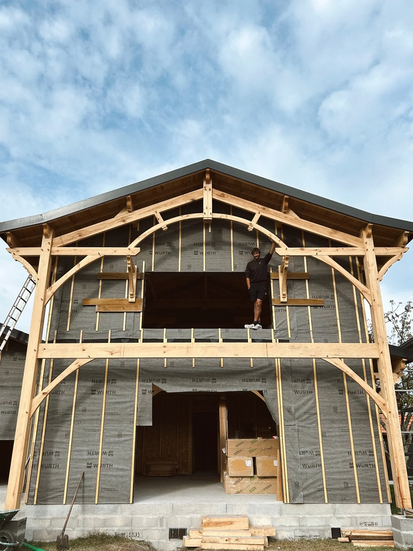 Maison Magnolia hors d'eau 🌧️ juste avant le d&eacute;luge, gr&acirc;ce &agrave; l'&eacute;quipe qui s'est d&eacute;men&eacute;e 🙏 merci 

#maisonbois #charpentier #bassindarcachon