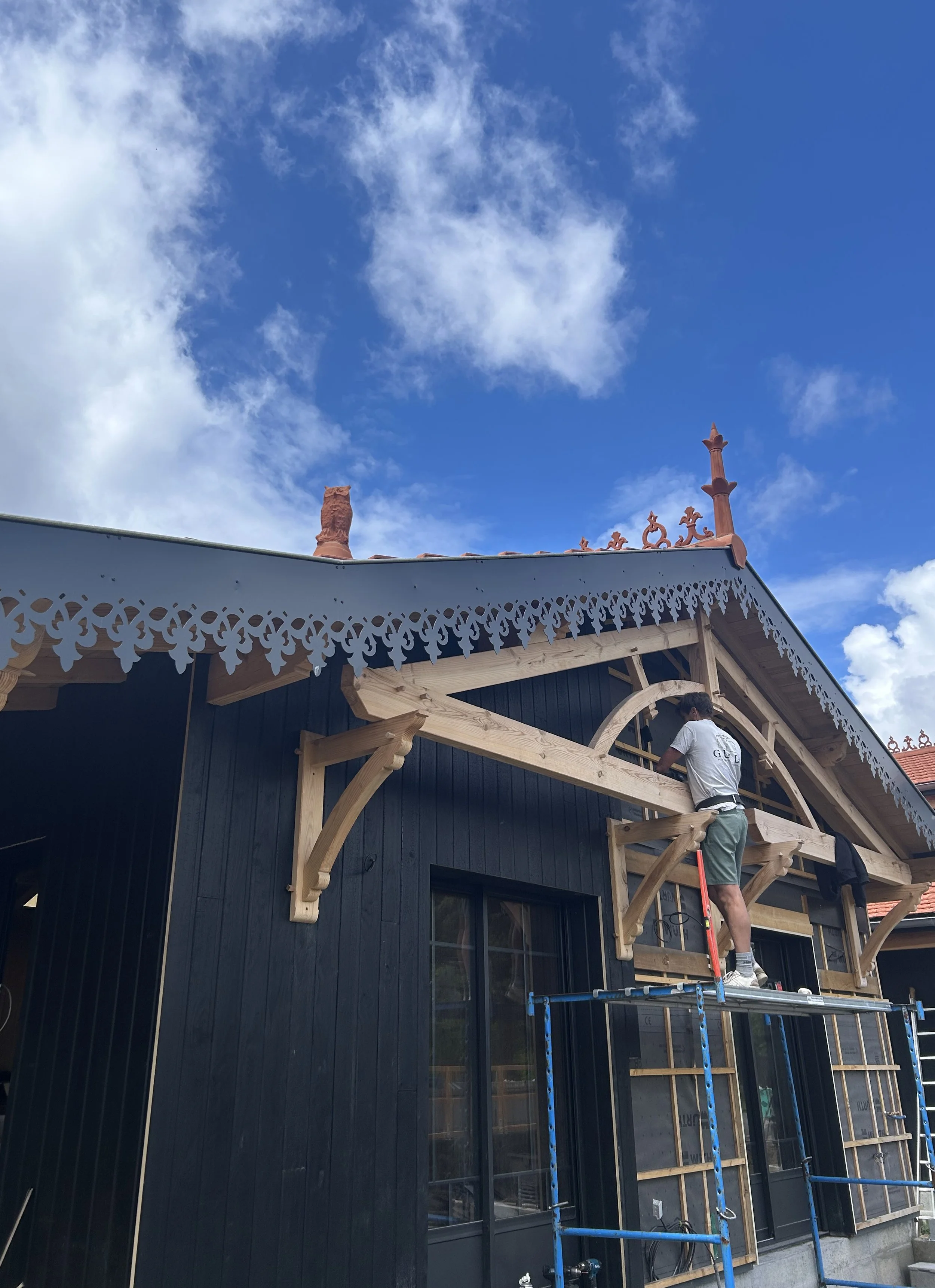 bardage en bois brulé en cours àà Le Porge charpentier Guidi atelier a Andernos