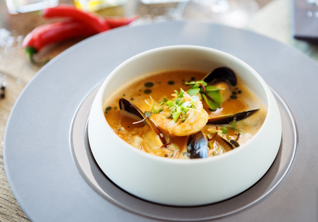 Soupe de fruits de mer avec des crevettes, moules et herbes