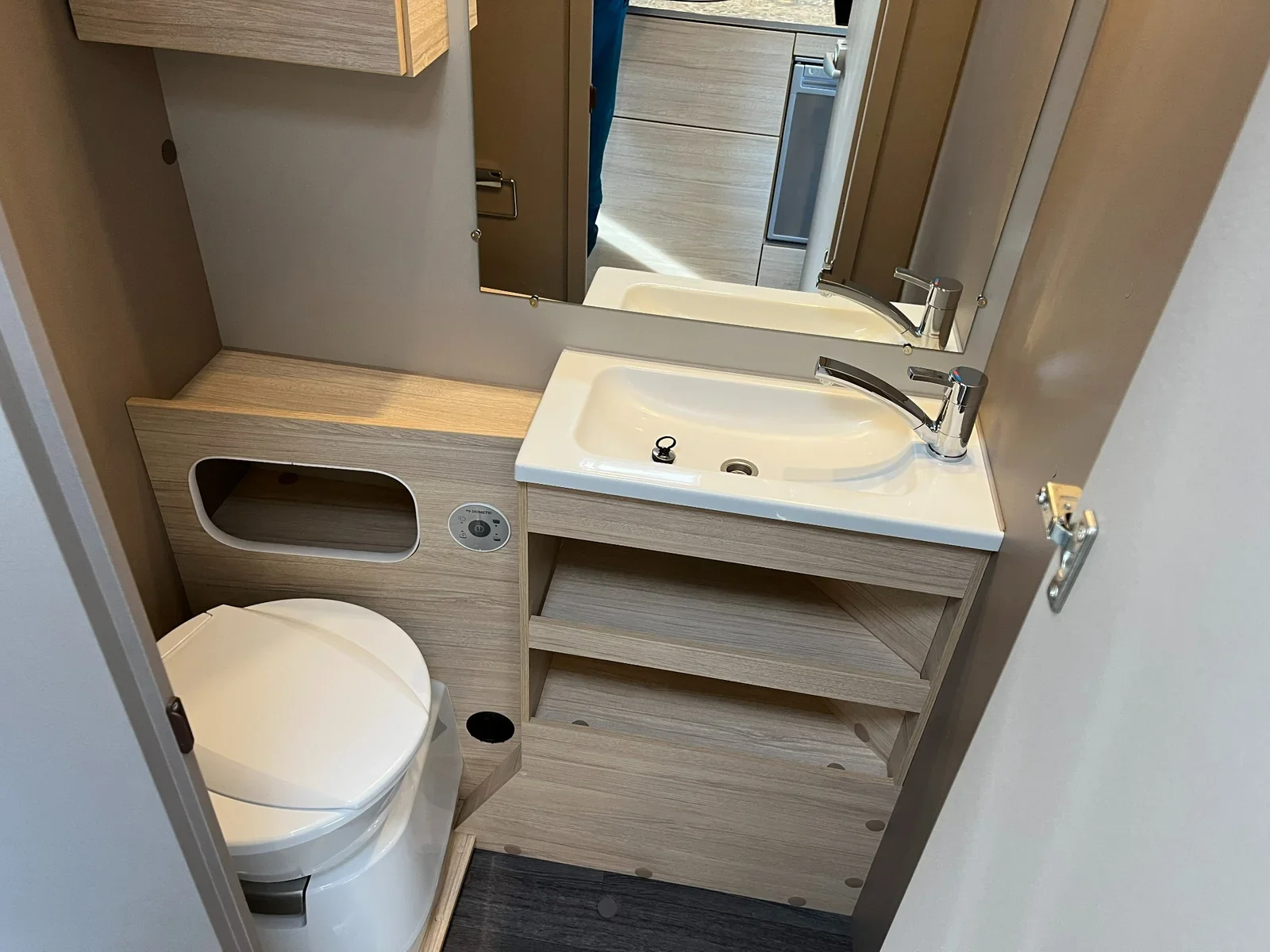 Bad im Weinsberg CaraCito 470 EU (2021) mit Waschbecken, Spiegel und Kassettentoilette – gepflegt, Oberkrämer.