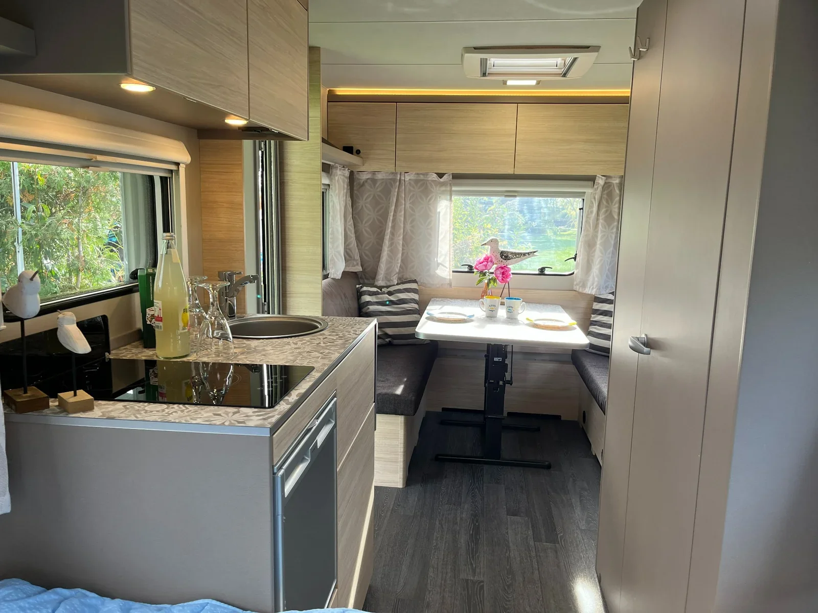 Helle Sitzgruppe/Heckdinette im Weinsberg CaraCito 470 EU (2021) – gepflegter Zustand in Oberkrämer (Berlin-Brandenburg).