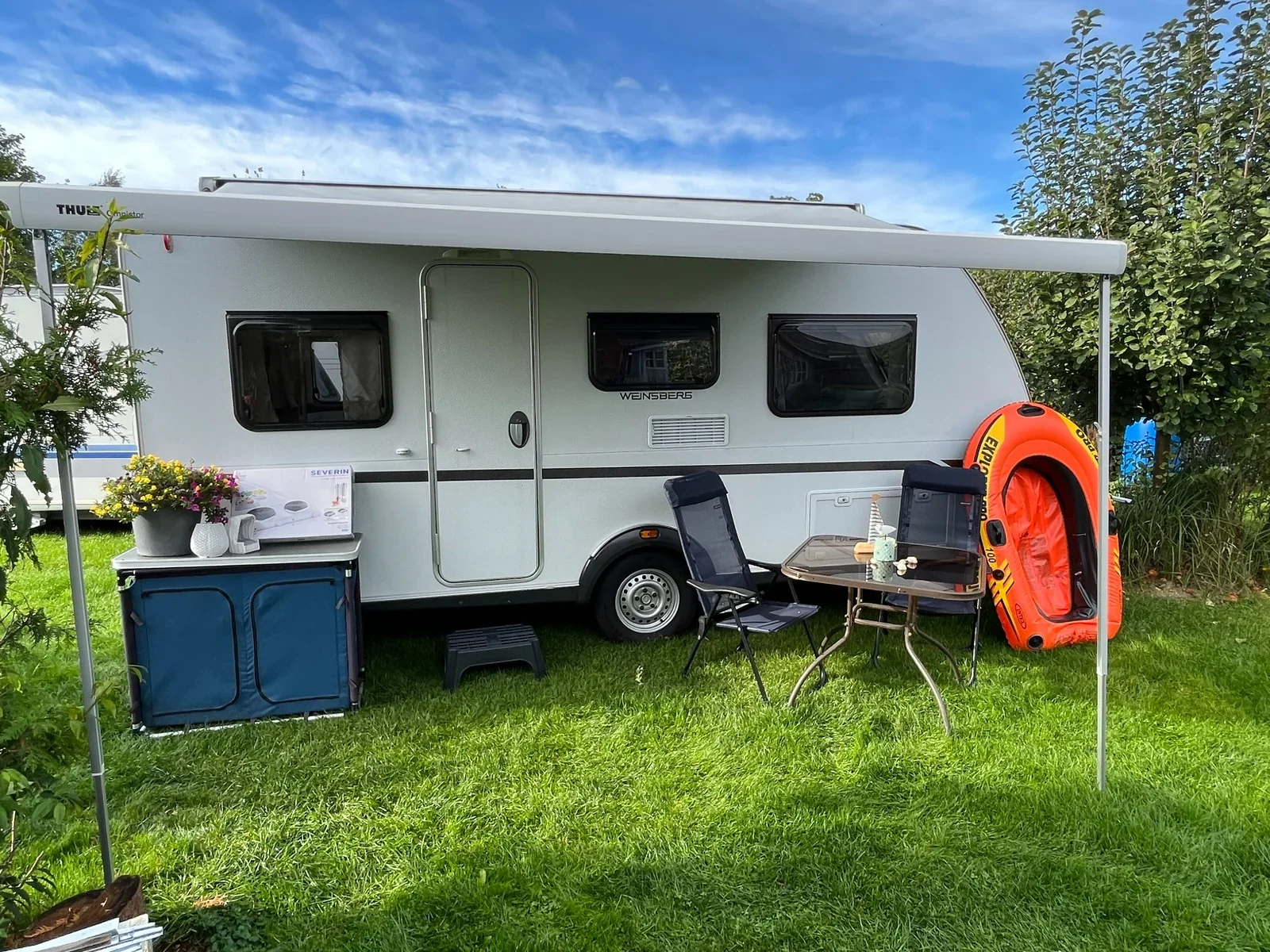 Seitenansicht Weinsberg CaraCito 470 EU (2021) mit Thule-Markise und Campingmöbeln – Standort Oberkrämer (Berlin-Brandenburg).