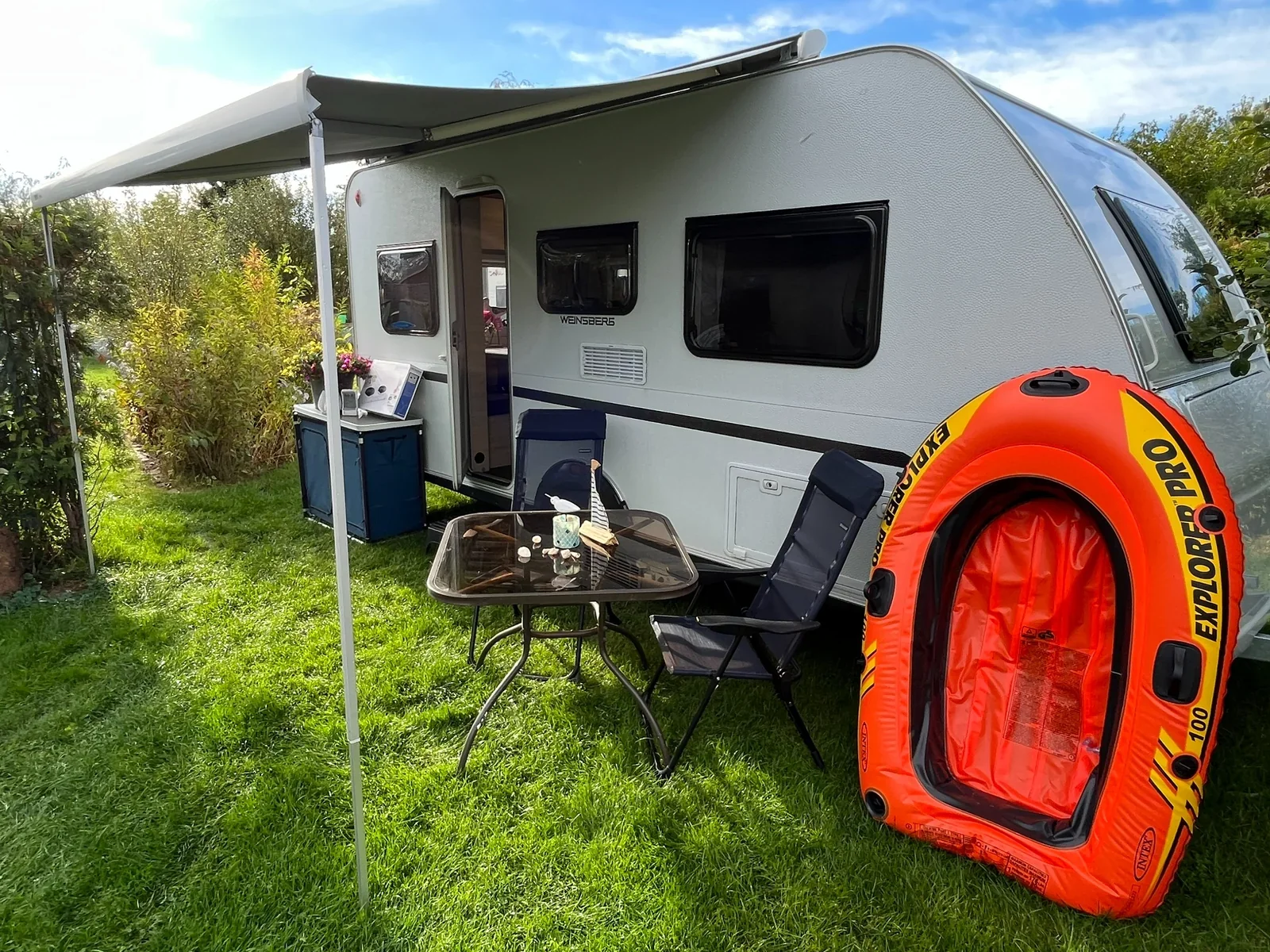 Weinsberg CaraCito 470 EU (2021) Außenaufnahme mit Markise, Sitzgruppe und Schlauchboot – gepflegter Caravan in Oberkrämer, Berlin-Brandenburg.