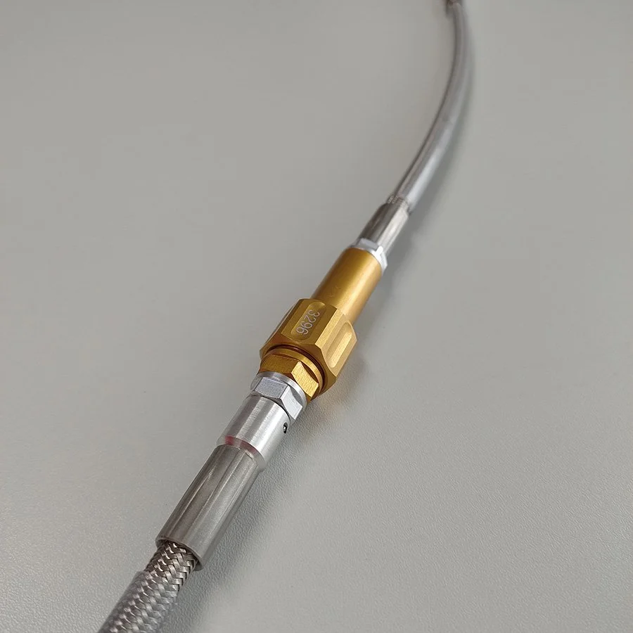 Eine medizinische Gasleitung mit einem Regler, wahrscheinlich in einem Klinik- oder Laborumfeld.