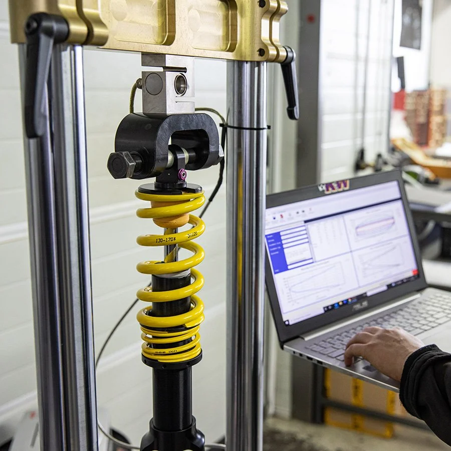 Ein Autoaufhängungssystem mit einer verbundenen elektronischen Steuerung in einem Garage oder Werkstatt.