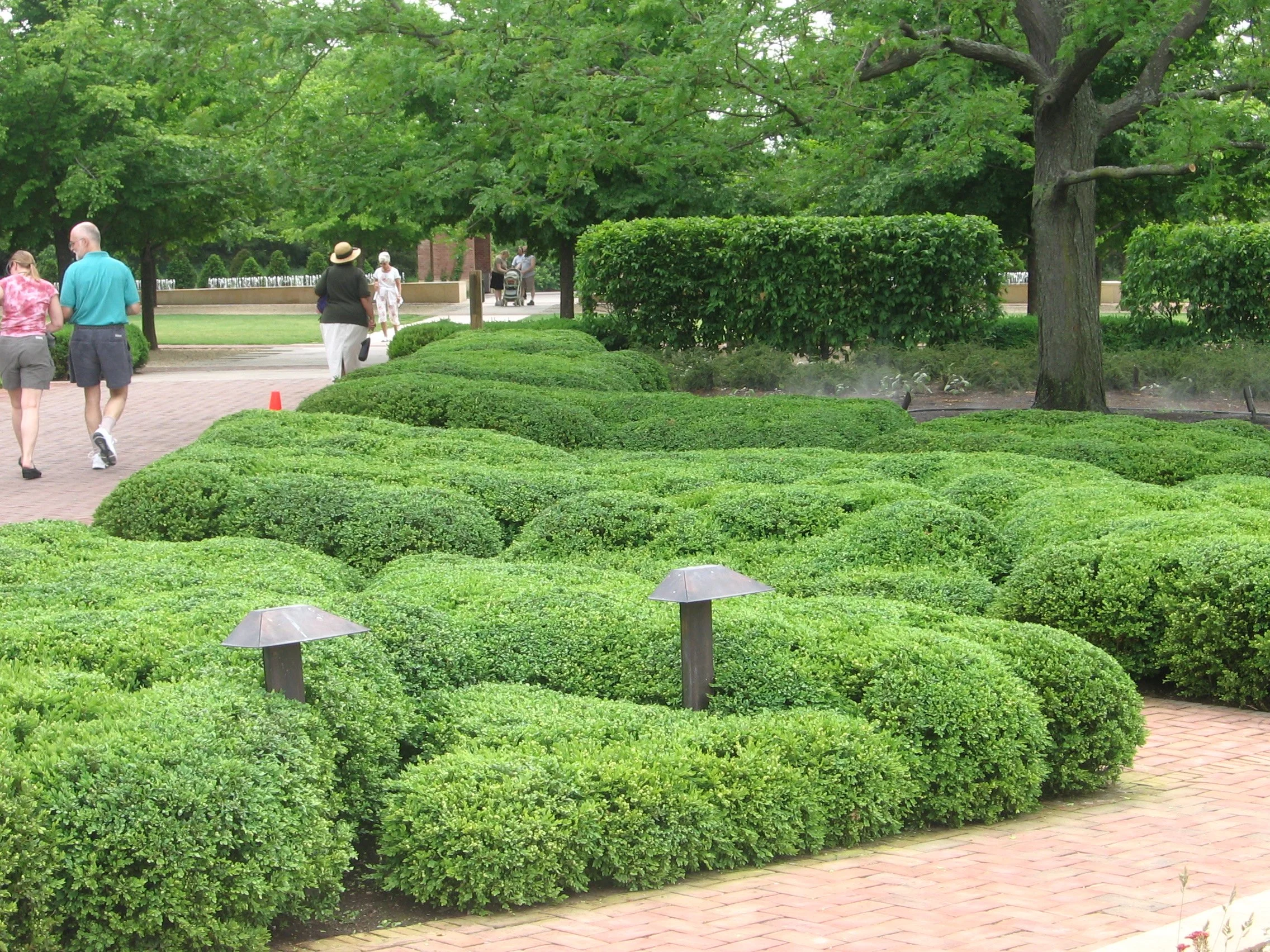 Chicago Botanic Garden Esplanade. Crescent Garden seating niche.JPG